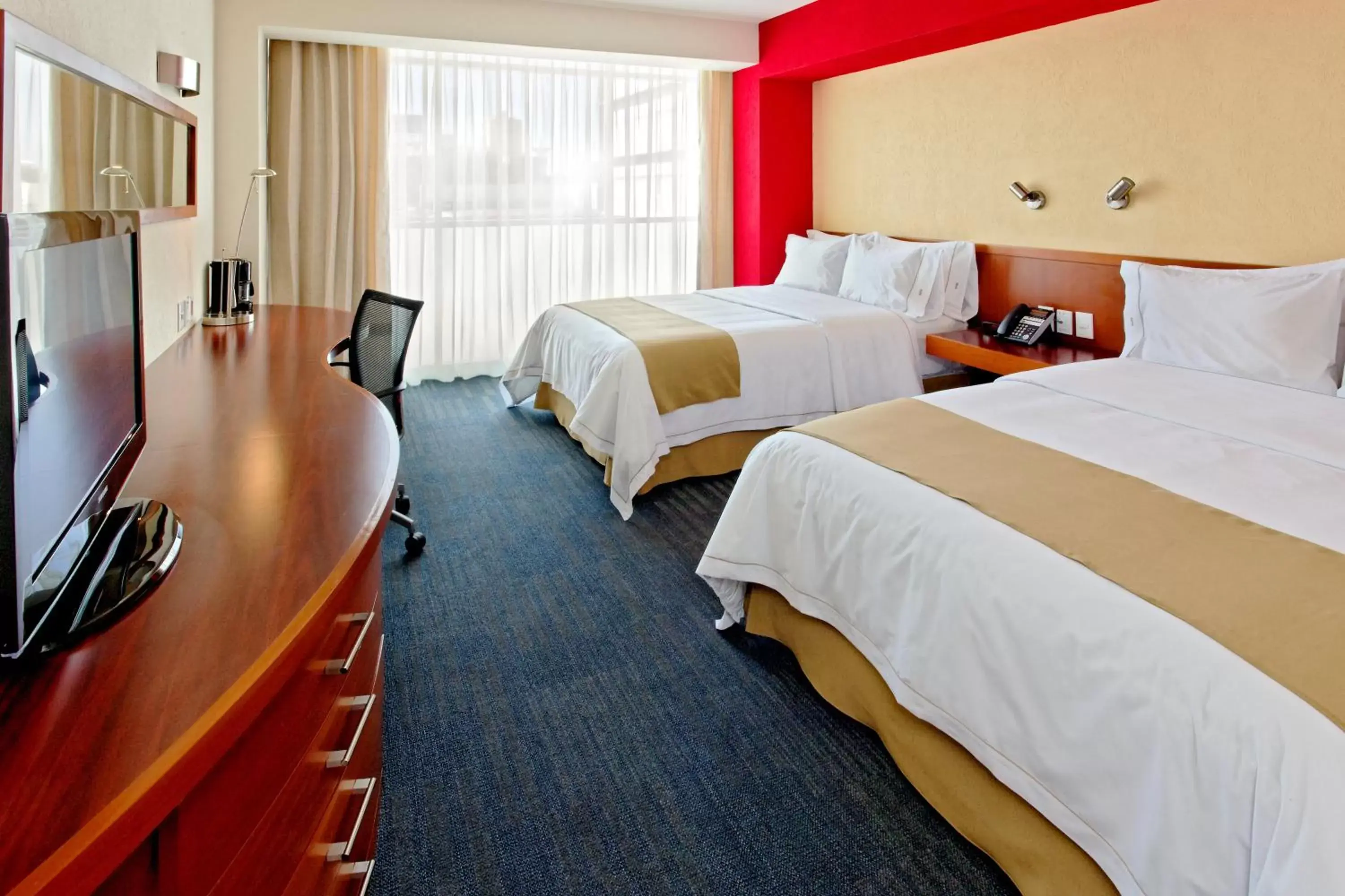 Photo of the whole room, Bed in Holiday Inn Express Guadalajara Expo, an IHG Hotel