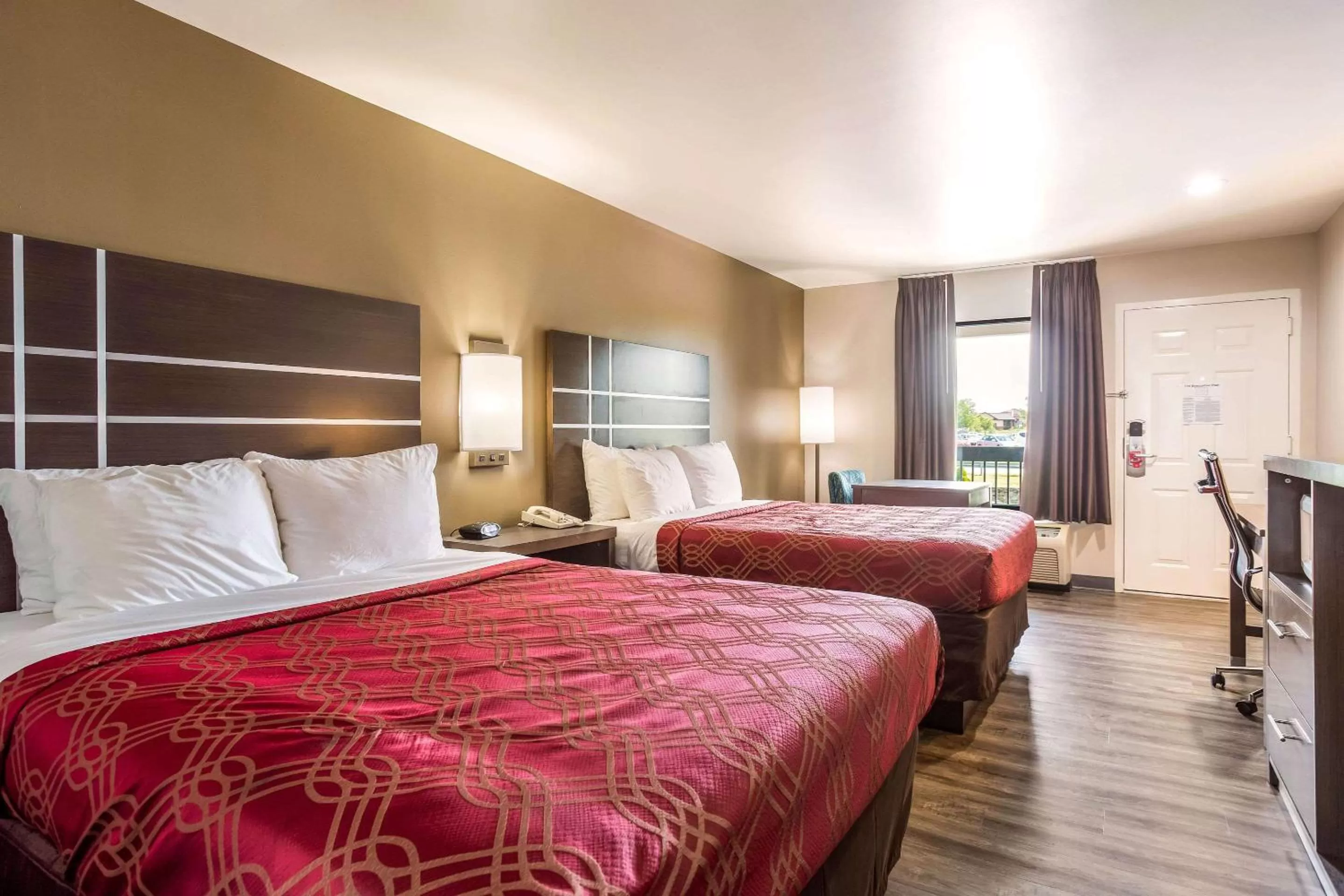 Photo of the whole room, Bed in Econo Lodge Inn & Suites Murfreesboro Shopping District