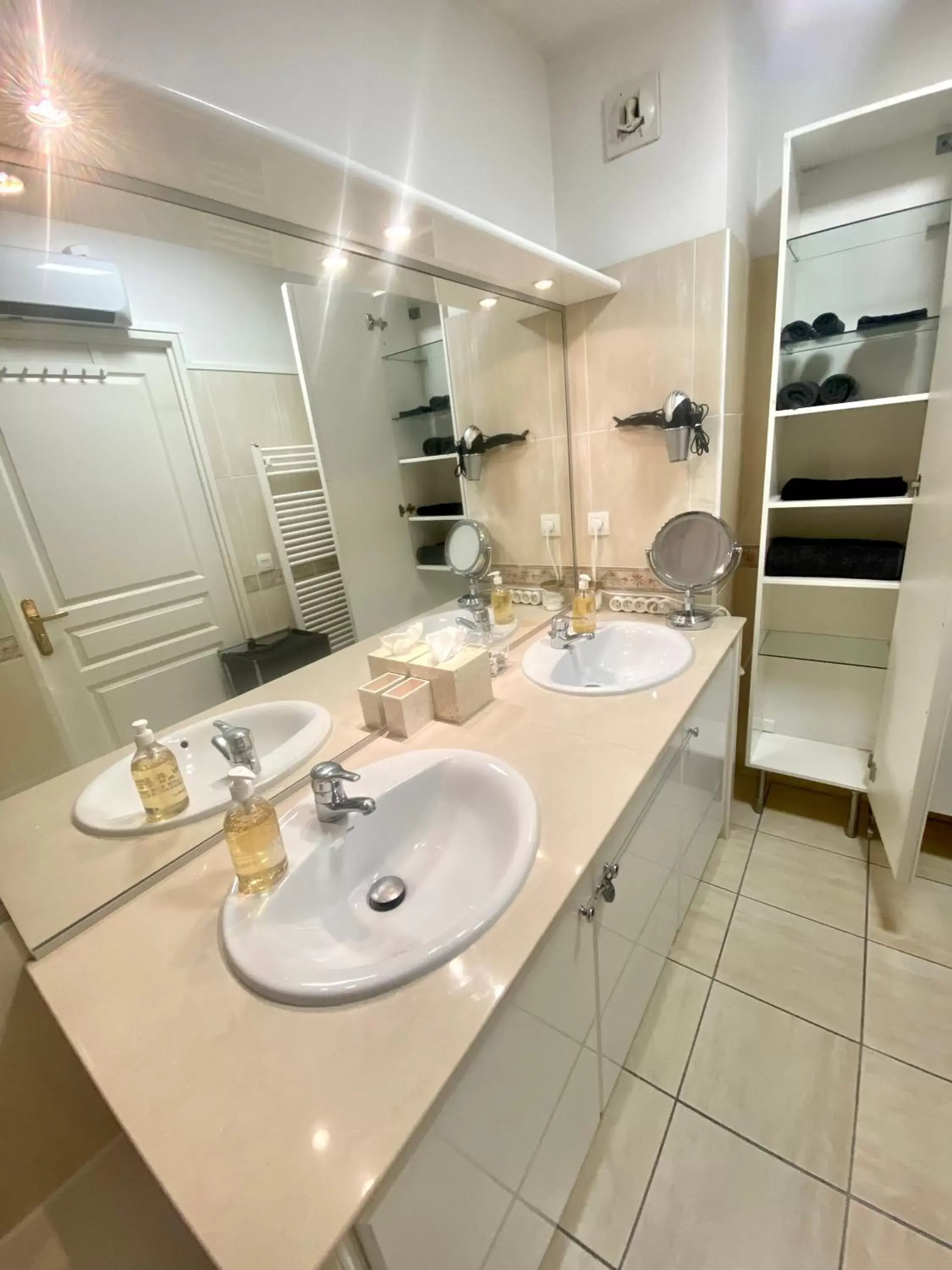 Bathroom in Chambres d'hôtes du Parc Bordelais