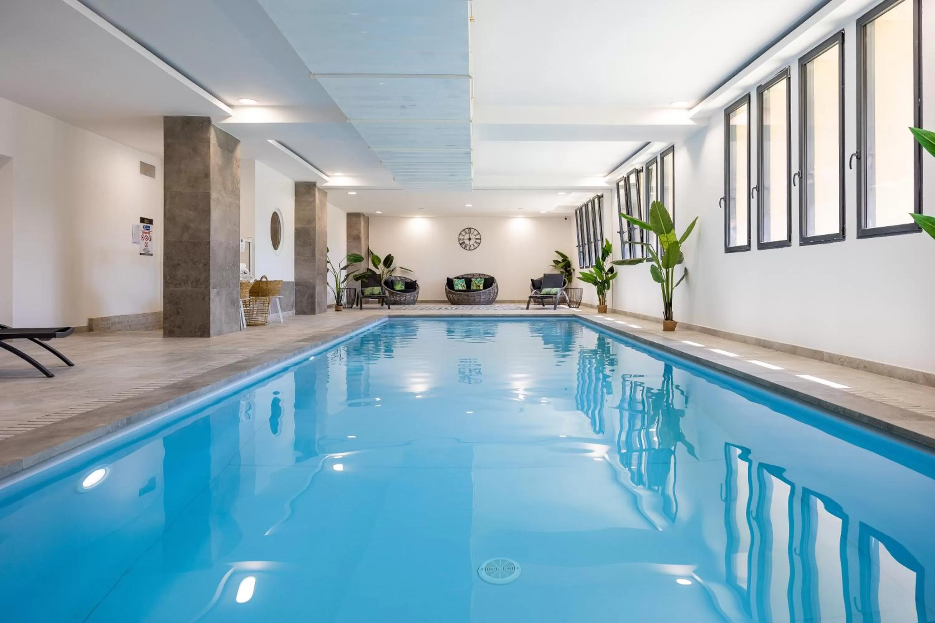 Swimming pool in Hôtel Le Bastia