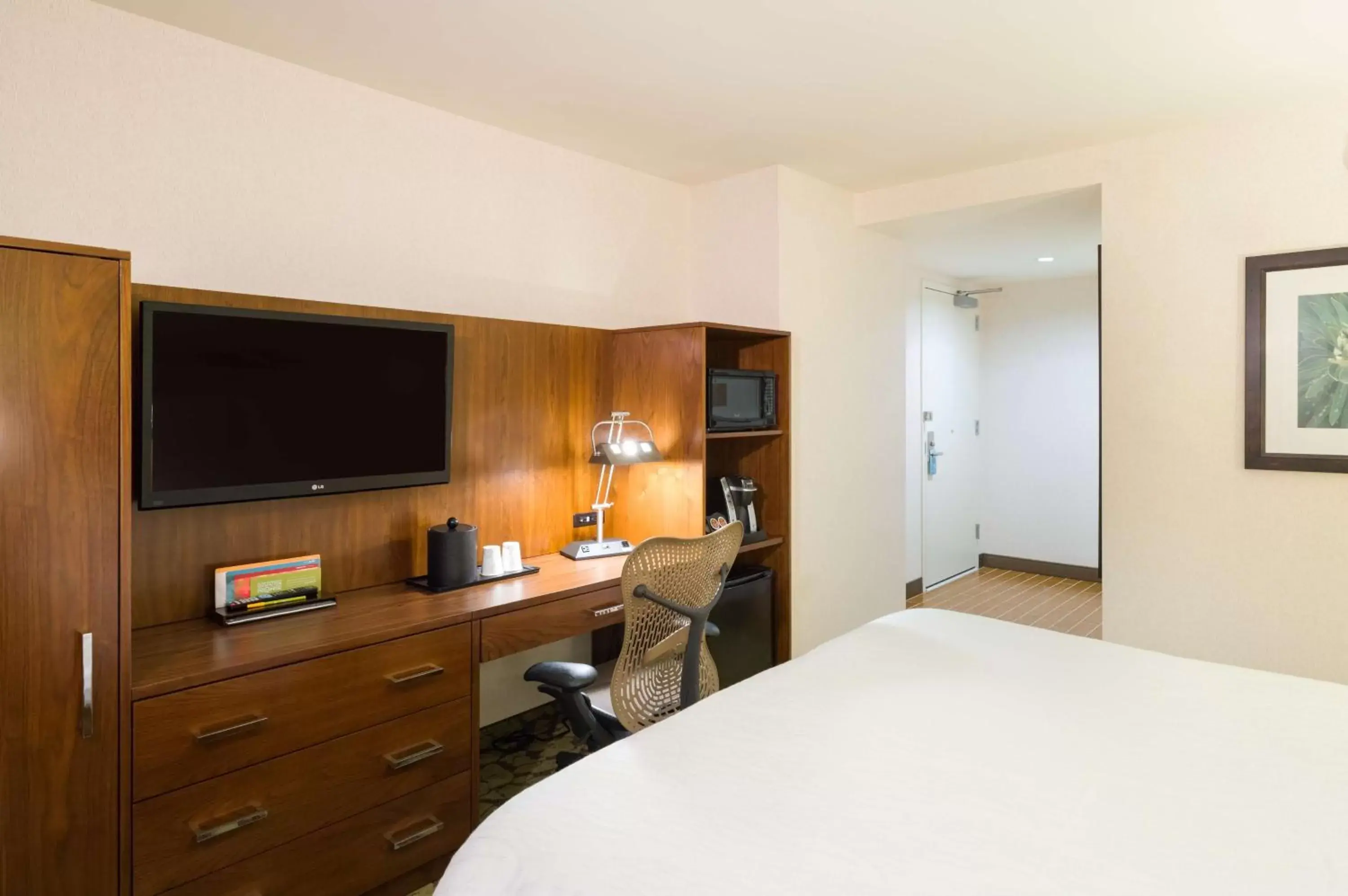 Bedroom, Bed in Hilton Garden Inn New York Manhattan Midtown East
