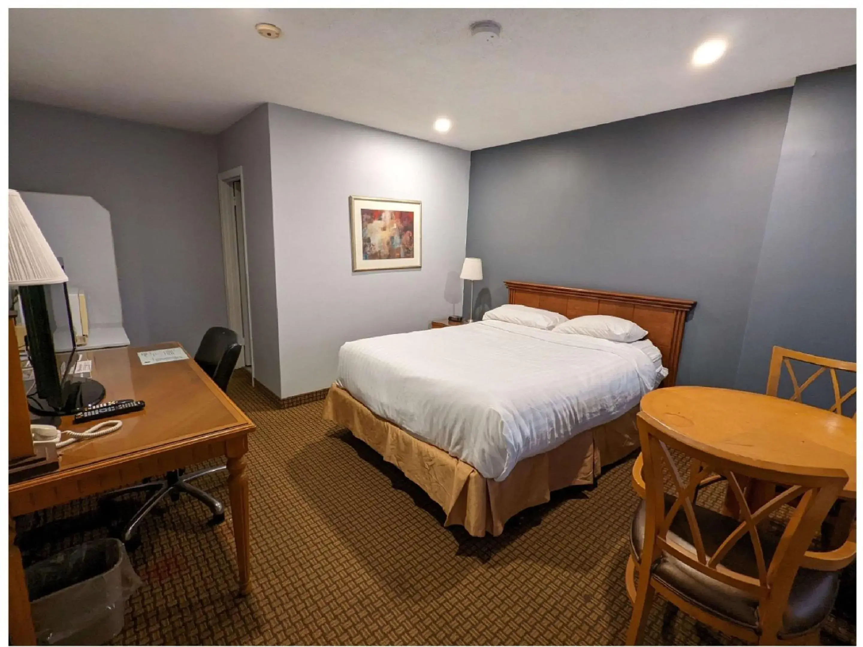 Bedroom, Bed in First Canada Hotel Cornwall Hwy 401 ON