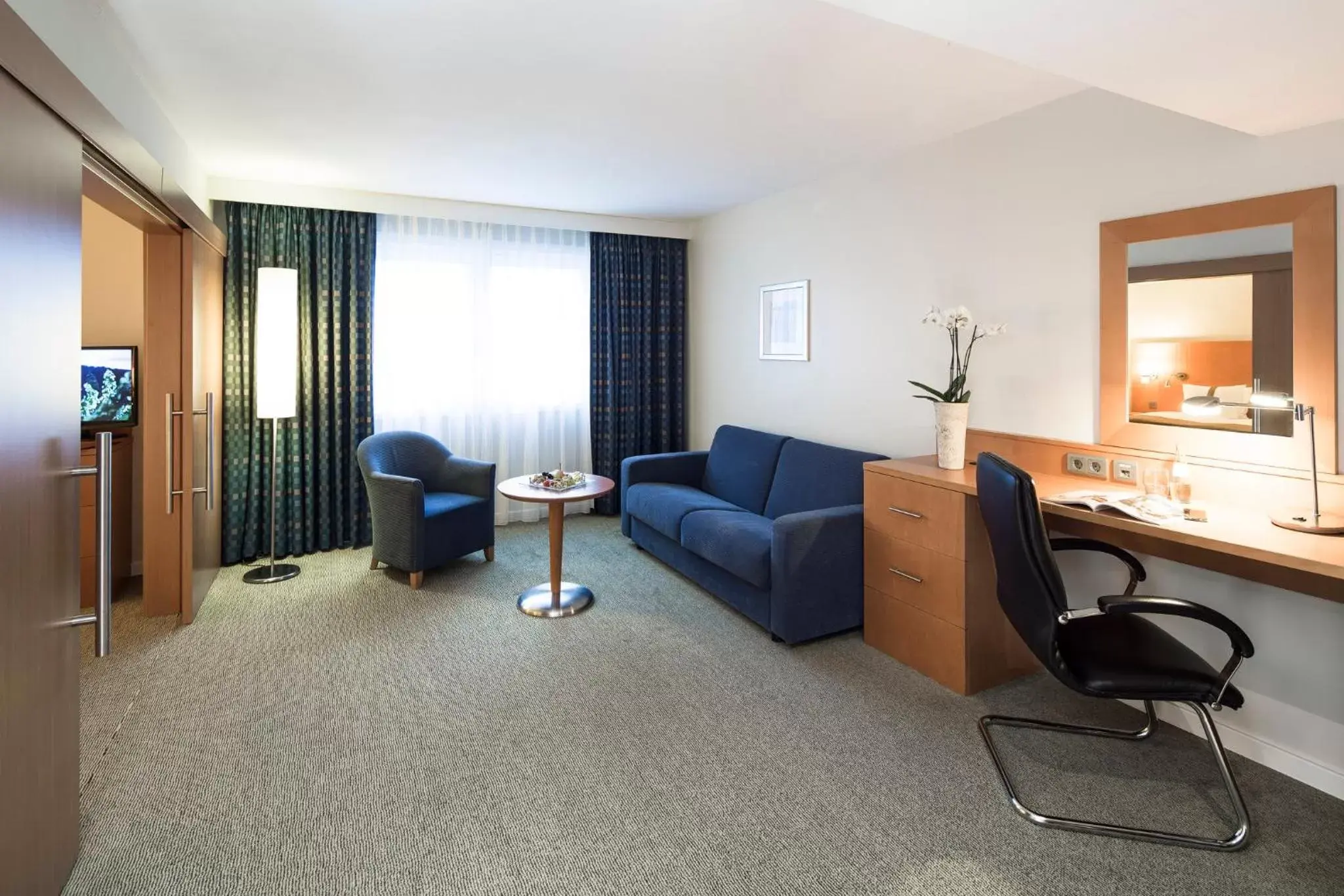 Photo of the whole room, Seating Area in Holiday Inn Munich City Centre, an IHG Hotel