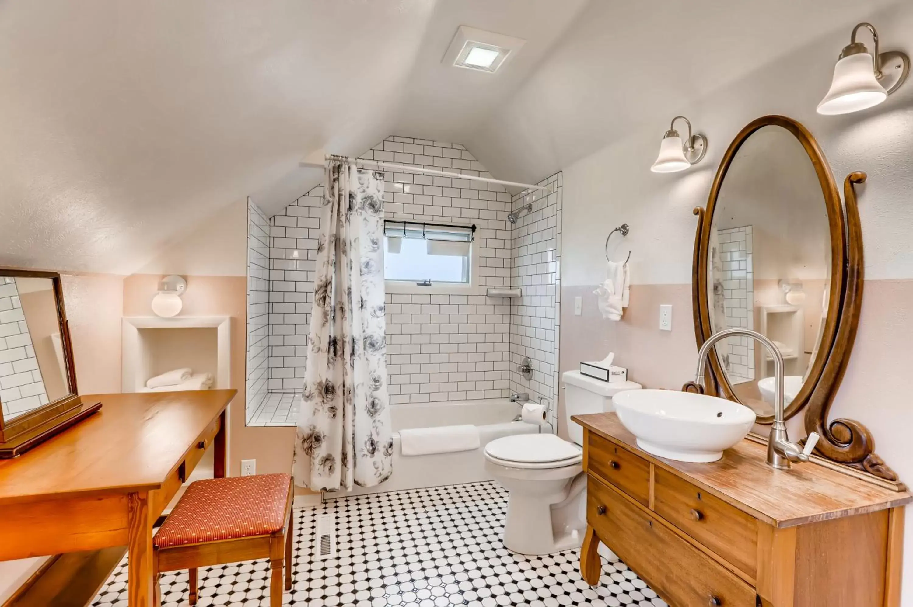 Shower, Bathroom in Colorado Chautauqua Cottages