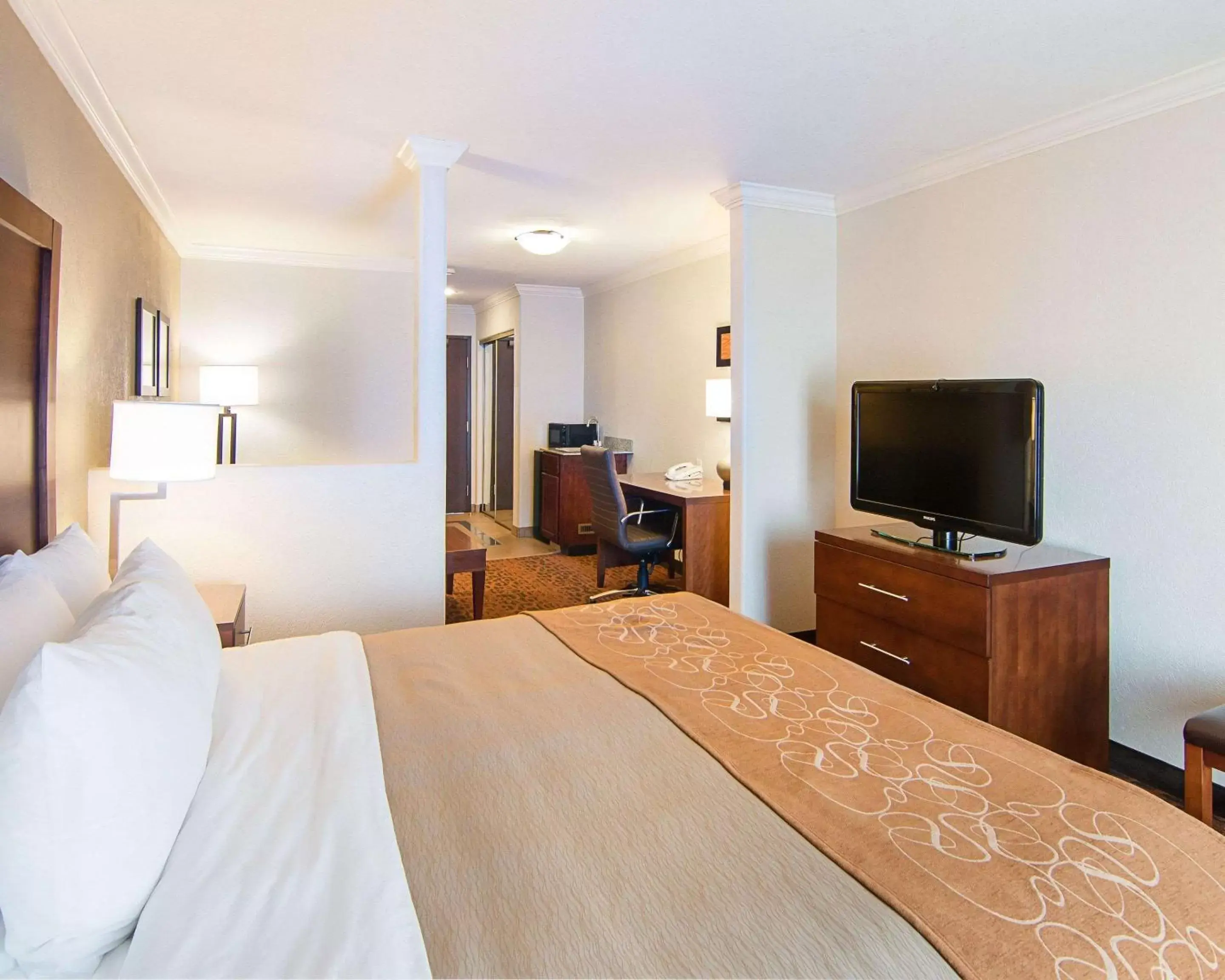 Photo of the whole room, TV/Entertainment Center in Comfort Inn & Suites Houston West-Katy