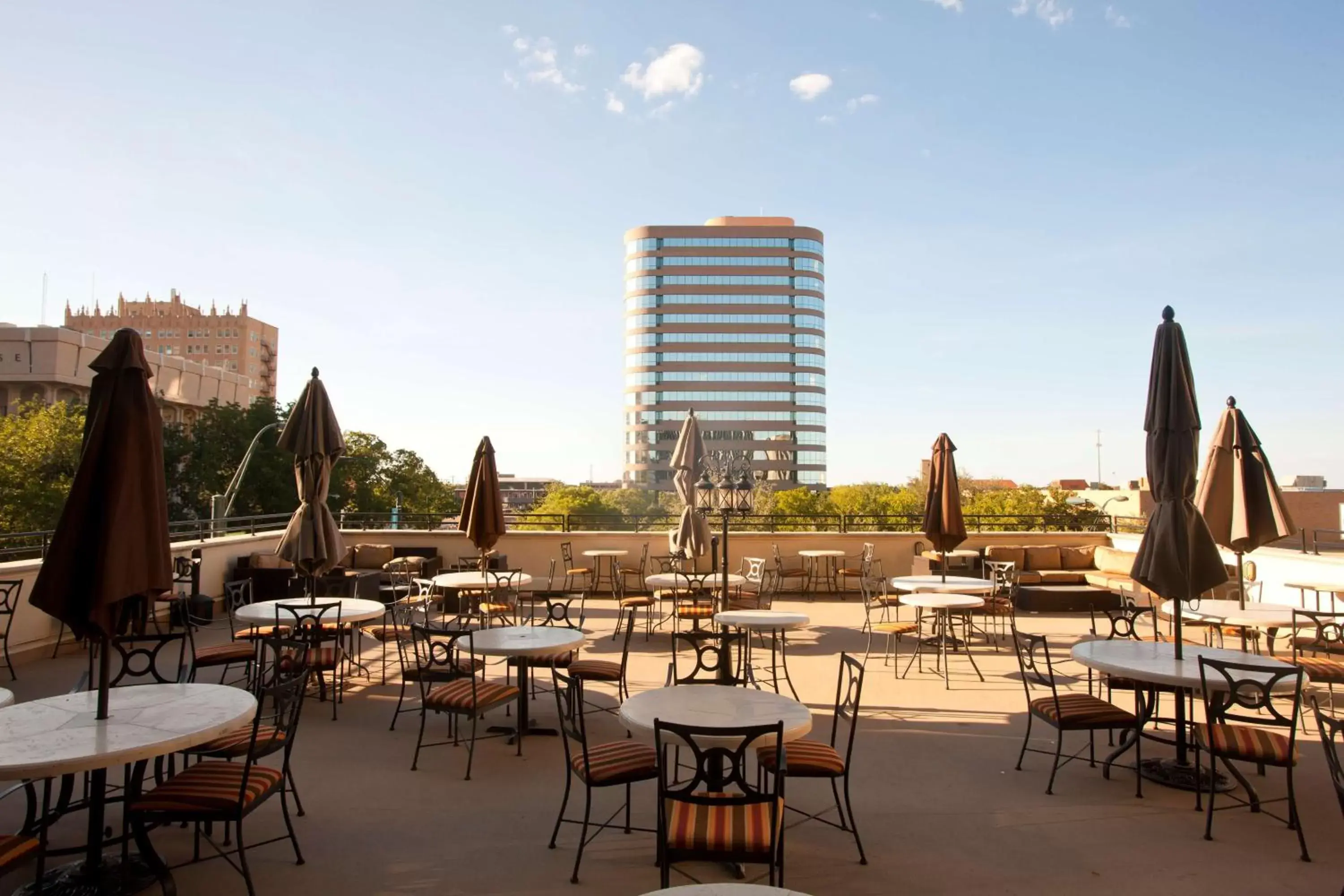 Lounge or bar, Restaurant/Places to Eat in DoubleTree by Hilton Midland Plaza