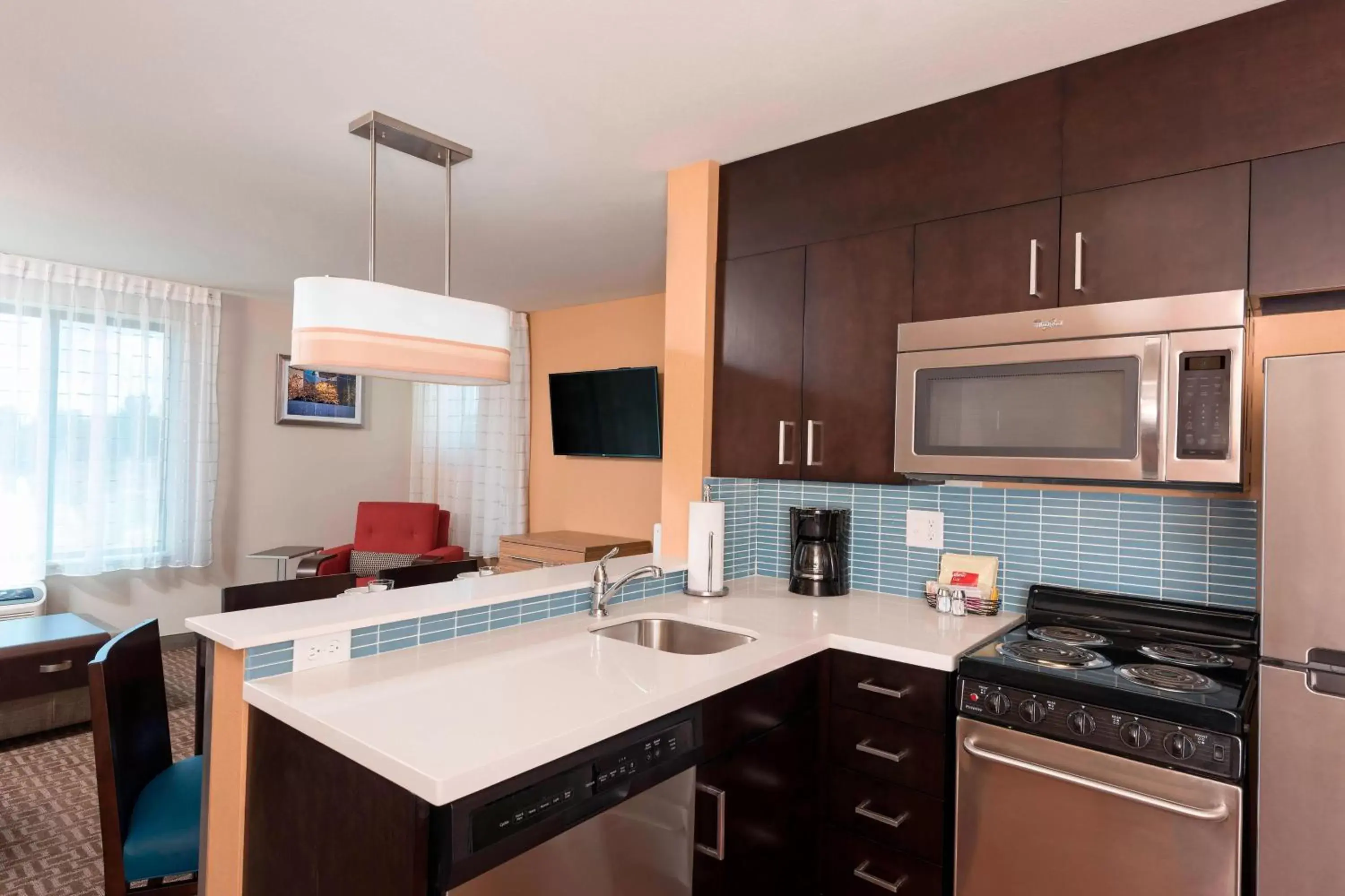 Bedroom, Kitchen/Kitchenette in TownePlace Suites by Marriott Ontario-Mansfield