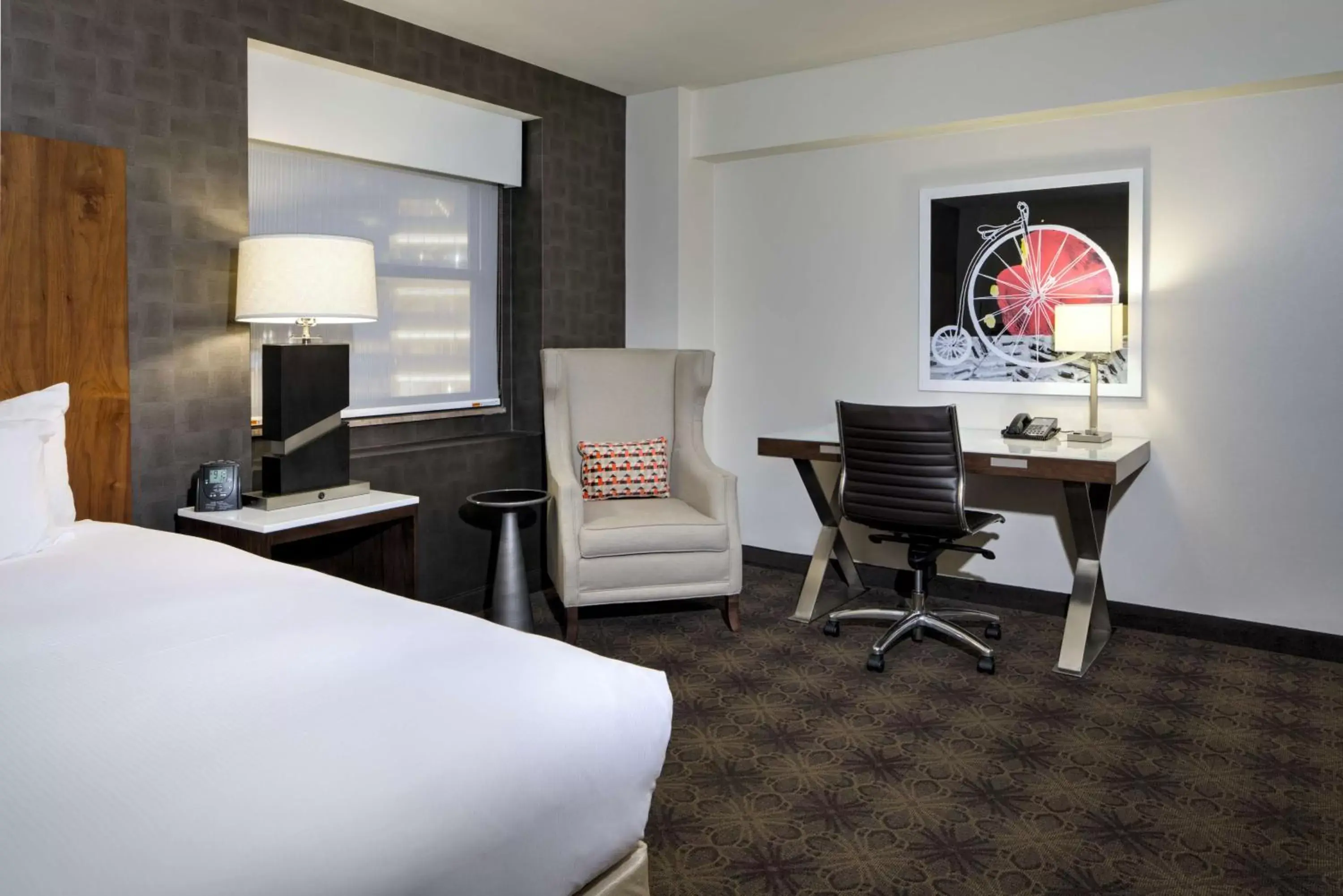 Bedroom, TV/Entertainment Center in DoubleTree by Hilton Hotel & Suites Pittsburgh Downtown