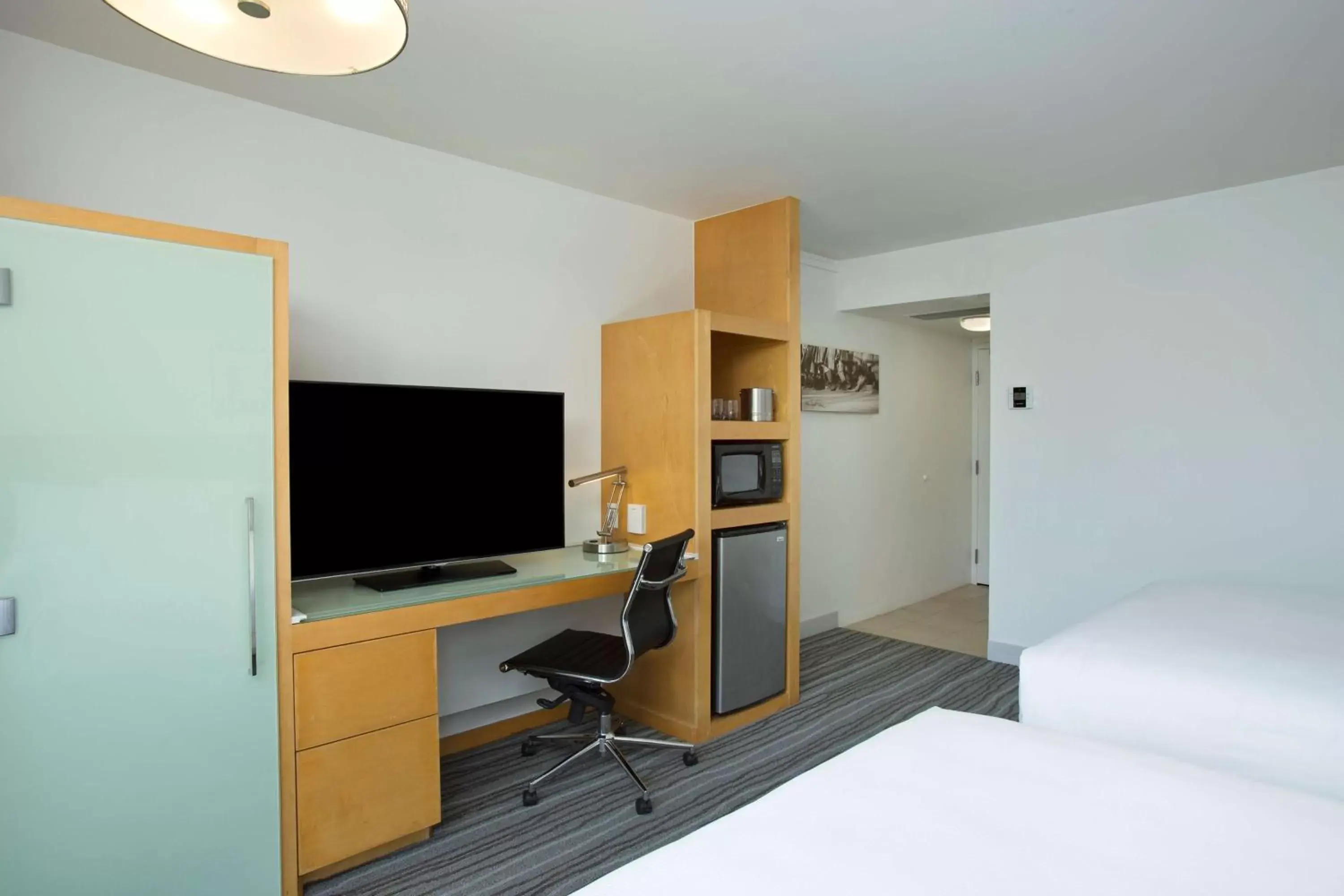 Bed, TV/Entertainment Center in Grand Naniloa Hotel, a Doubletree by Hilton
