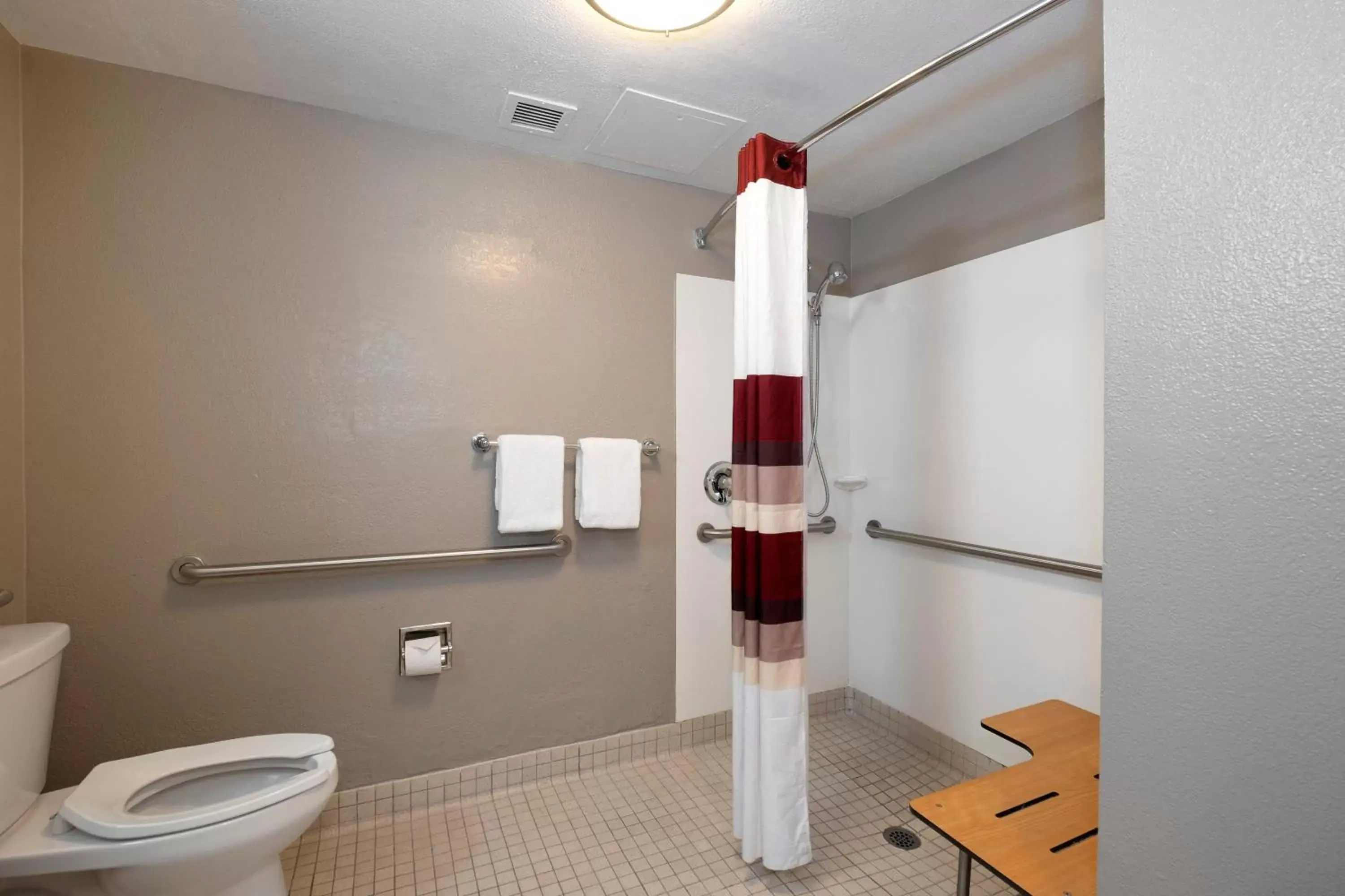 Bathroom in Red Roof Inn PLUS Boston - Mansfield - Foxboro