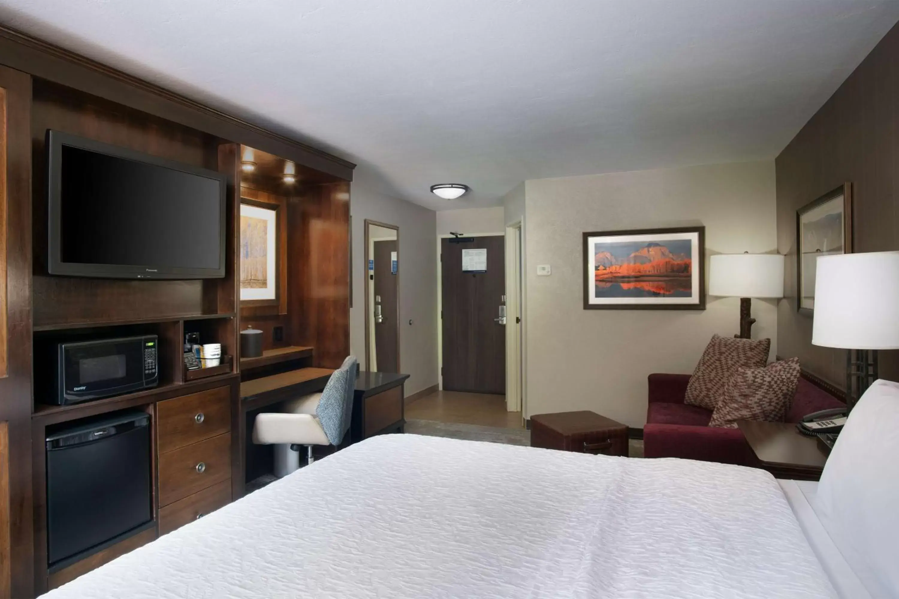 Bedroom, TV/Entertainment Center in Hampton Inn Jackson Hole