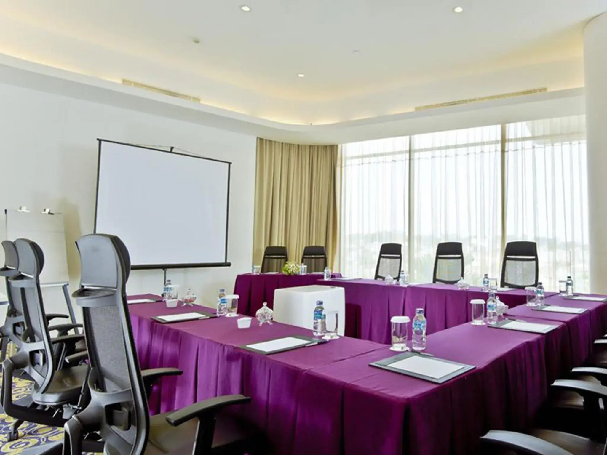 Business facilities in Sensa Hotel Bandung