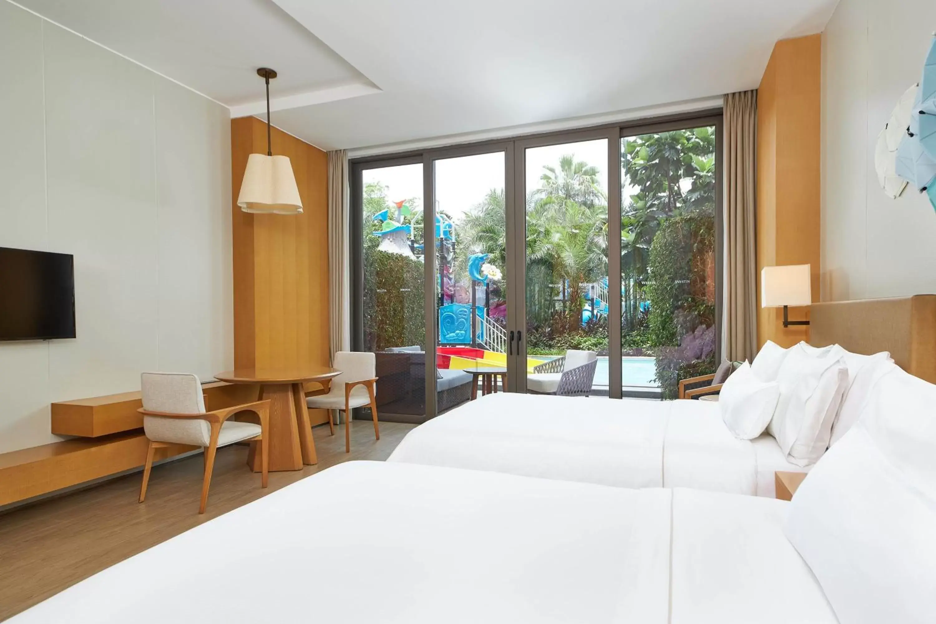 Swimming pool, Bed in The Westin Shimei Bay Resort