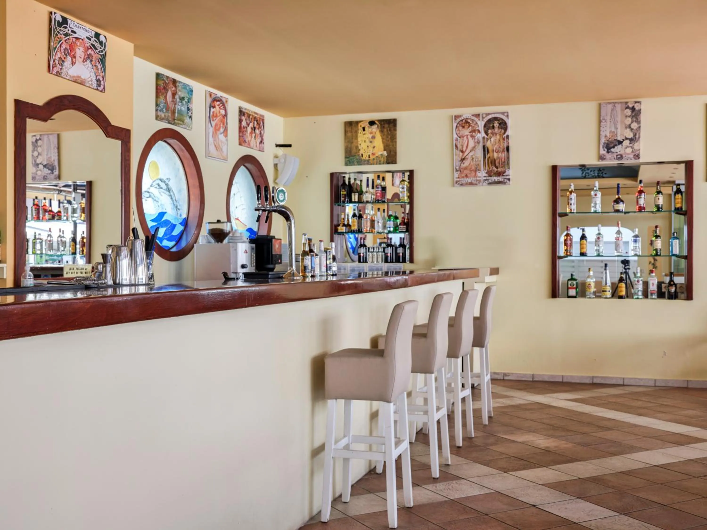 Lounge or bar in Pearl Hotel