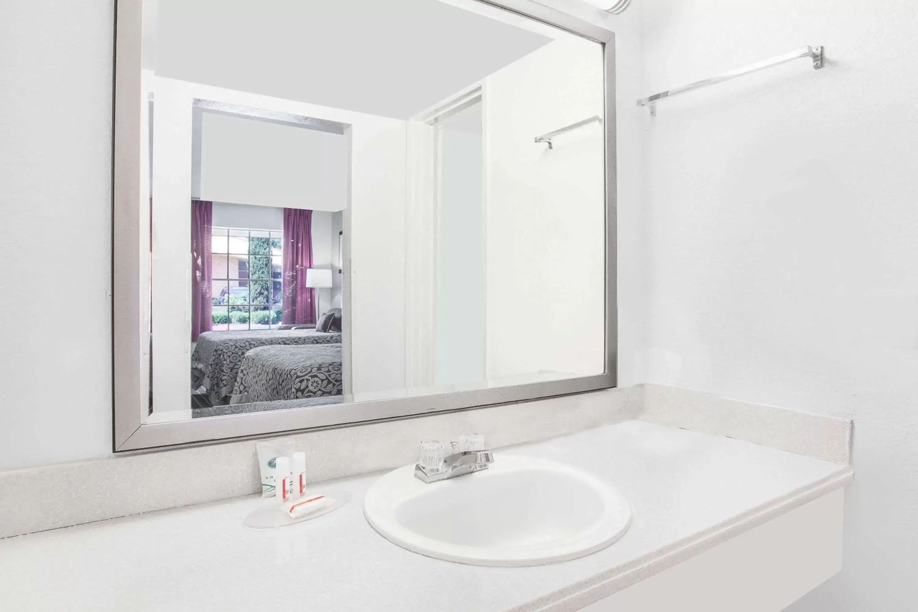 Queen Room - Smoking in Days Inn by Wyndham Market Center Dallas Love Field Queen Room - Smoking in Days Inn by Wyndham Market Center Dallas Love Field