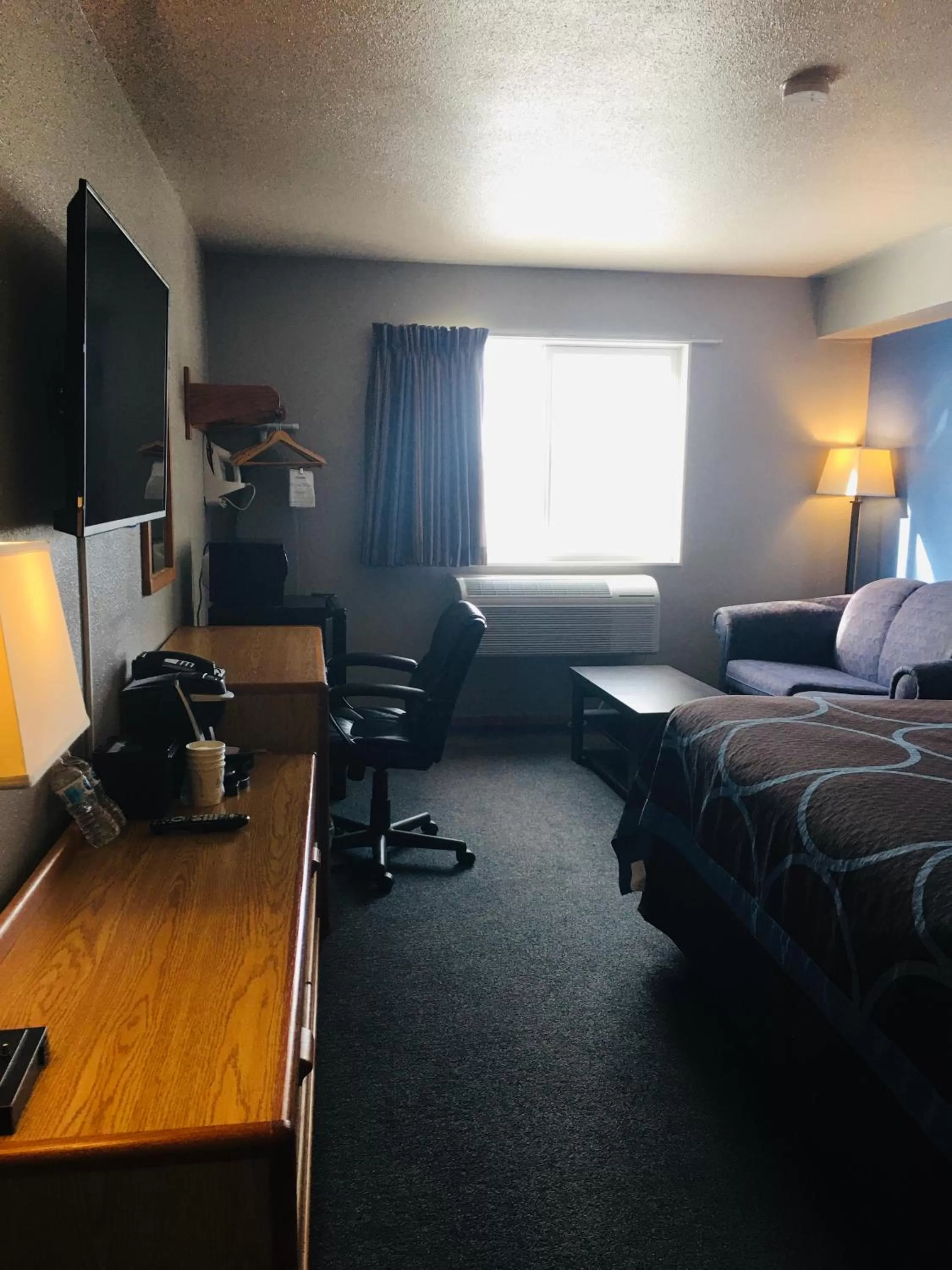 TV and multimedia, Bed in Super 8 by Wyndham Swift Current