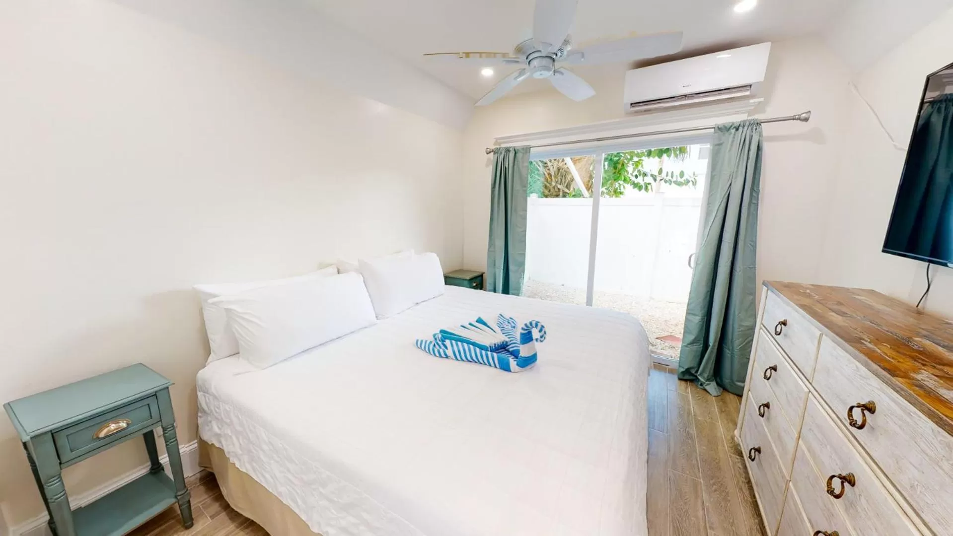 Poolside - King Guest room in Seabreeze at Anna Maria Island Inn