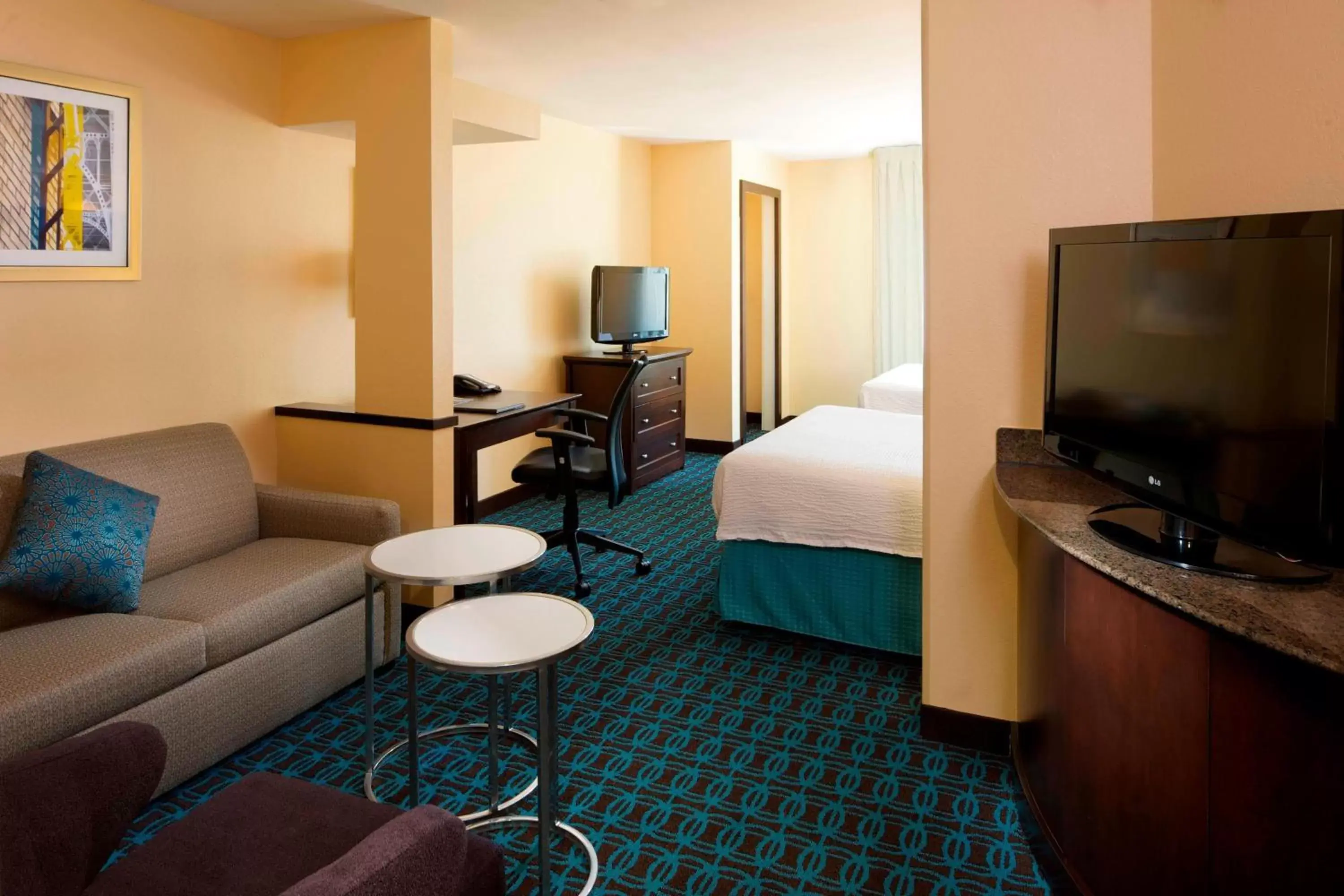 Bedroom, TV/Entertainment Center in Fairfield Inn & Suites Houston Intercontinental Airport