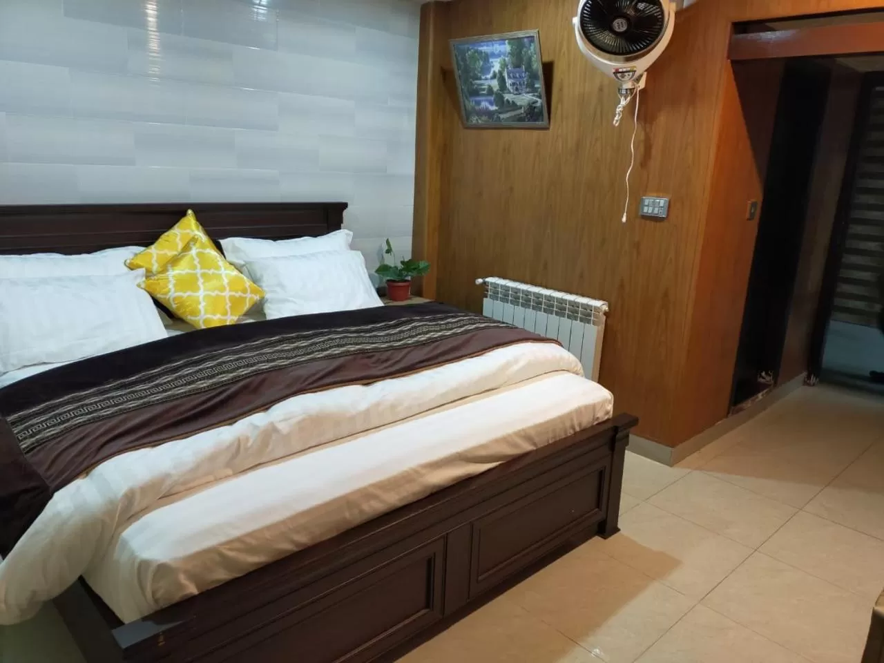 Bedroom, Bed in Shagufta Hotel Murree