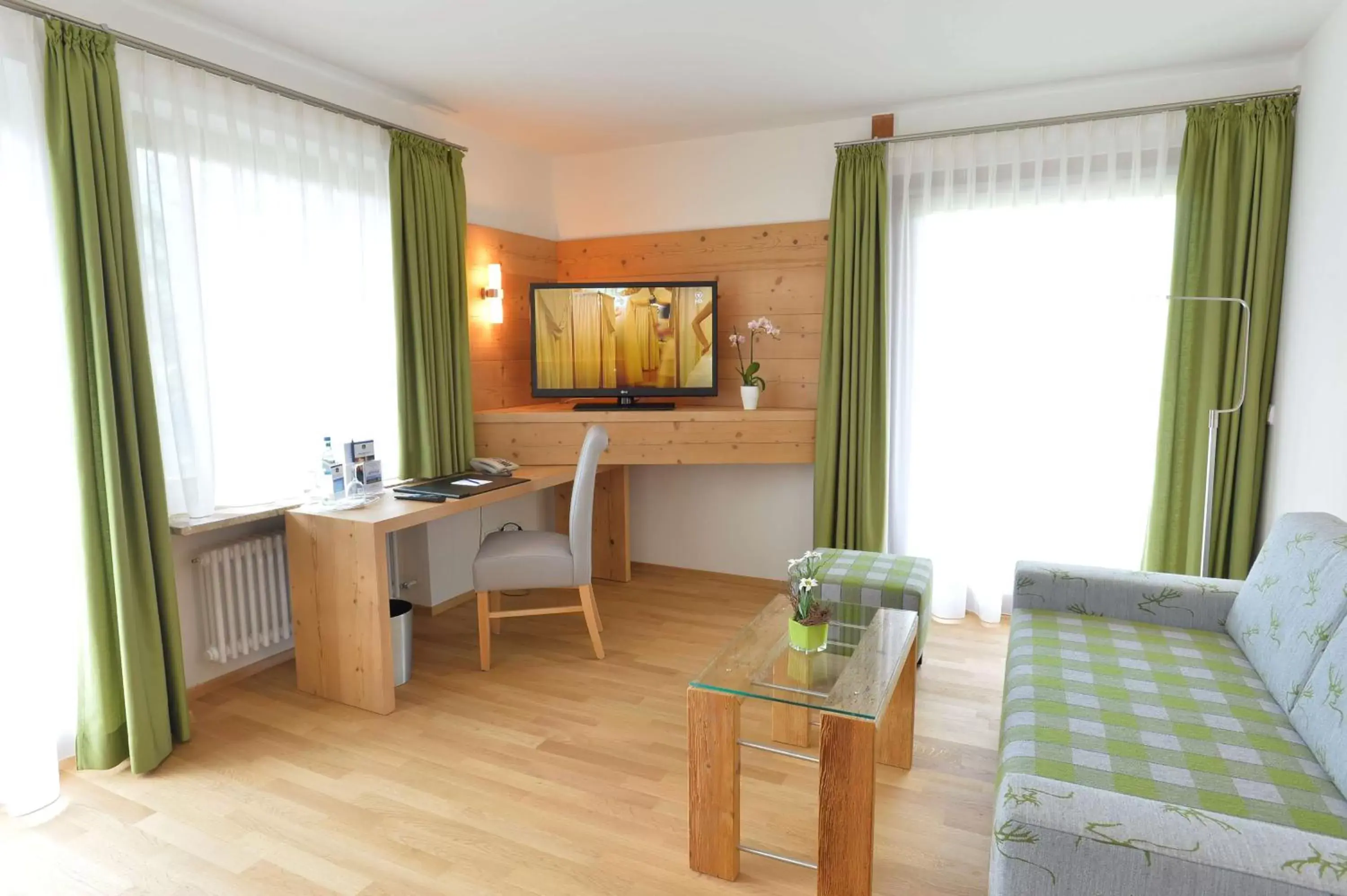 Bedroom, TV/Entertainment Center in Best Western Plus Hotel Alpenhof