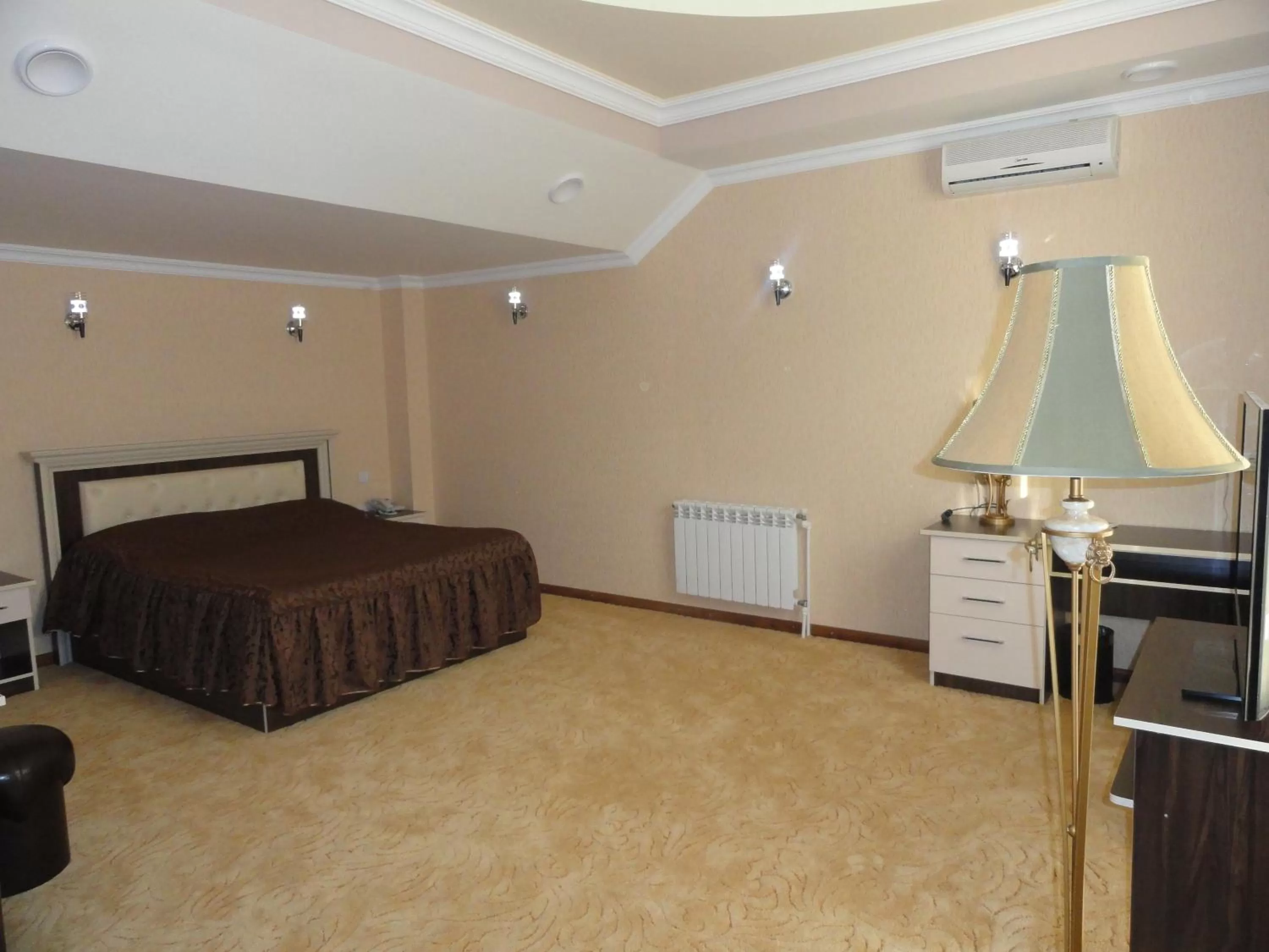 Photo of the whole room, Bed in Diana Hotel