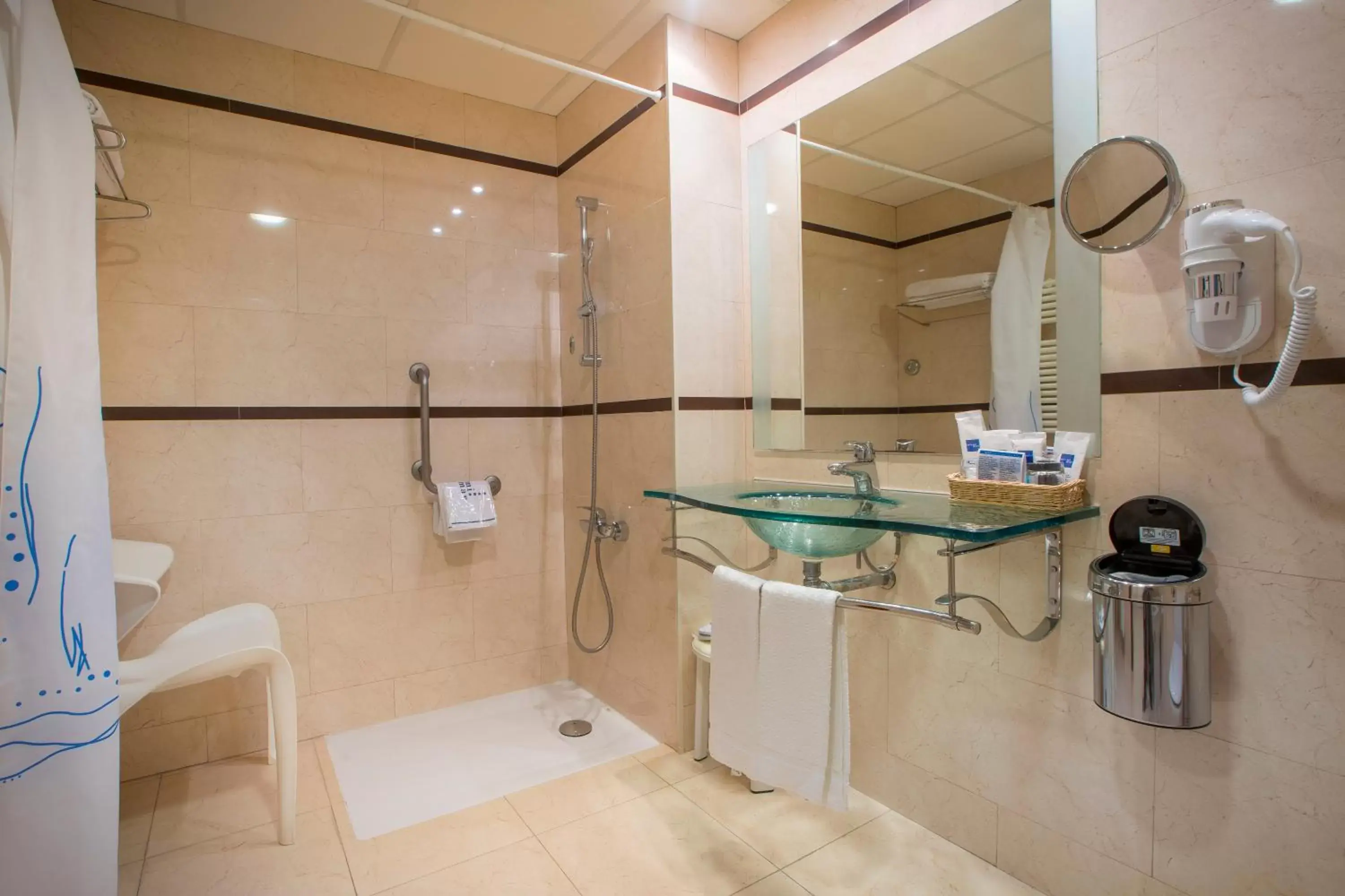 Shower, Bathroom in Hotel Miami Mar
