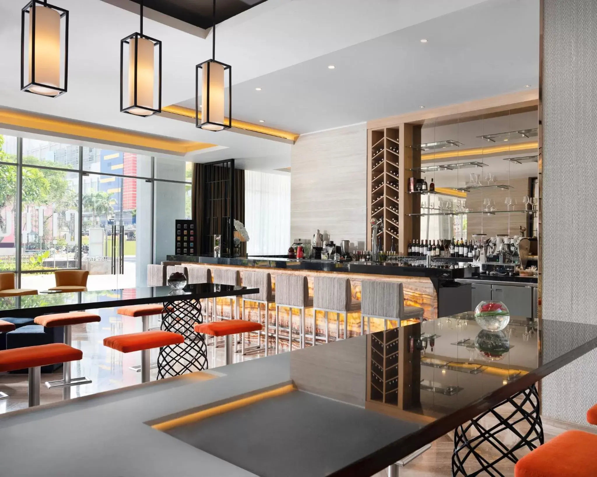 Lounge or bar, Restaurant/Places to Eat in Holiday Inn & Suites Jakarta Gajah Mada, an IHG Hotel