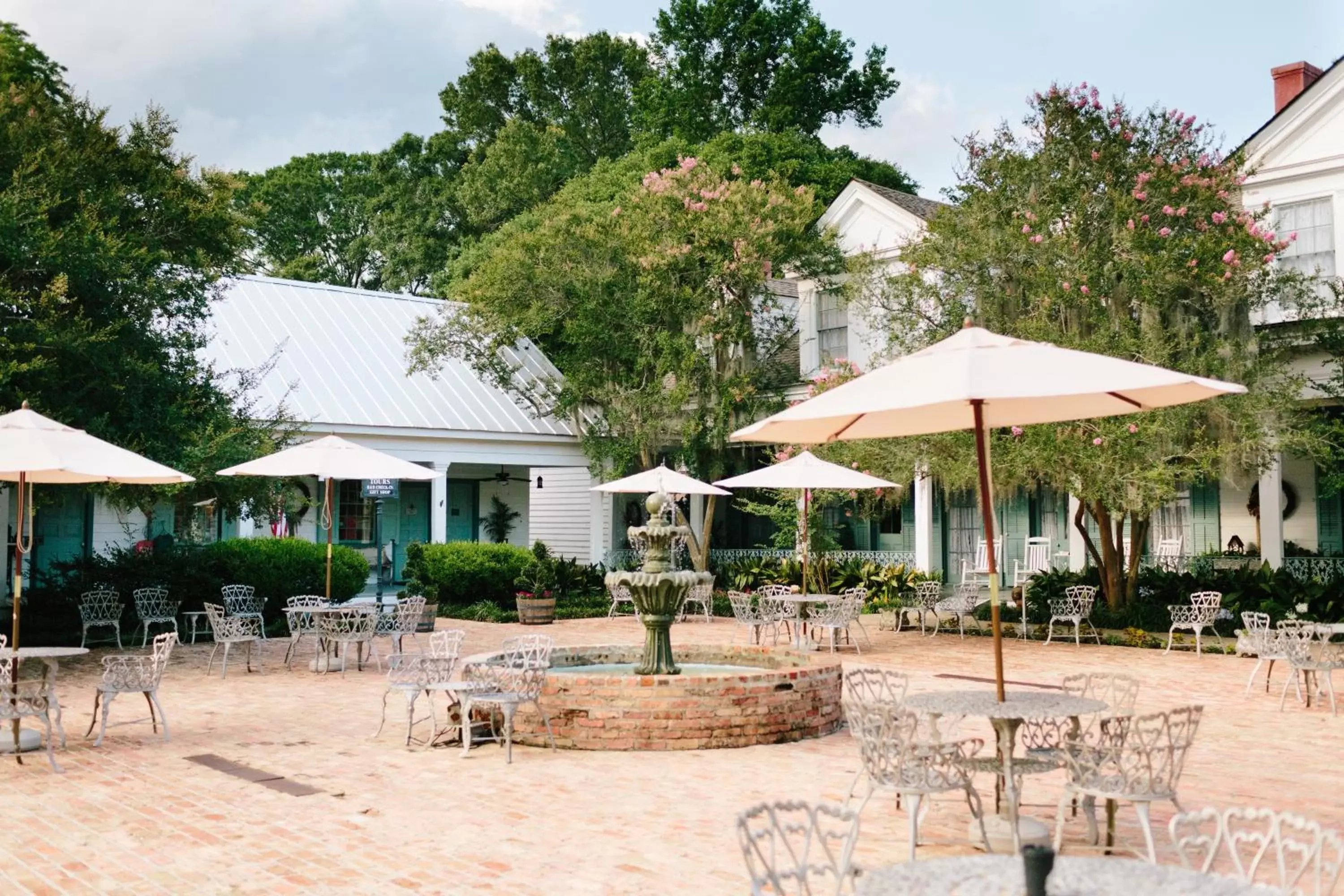 Patio, Restaurant/Places to Eat in The Myrtles