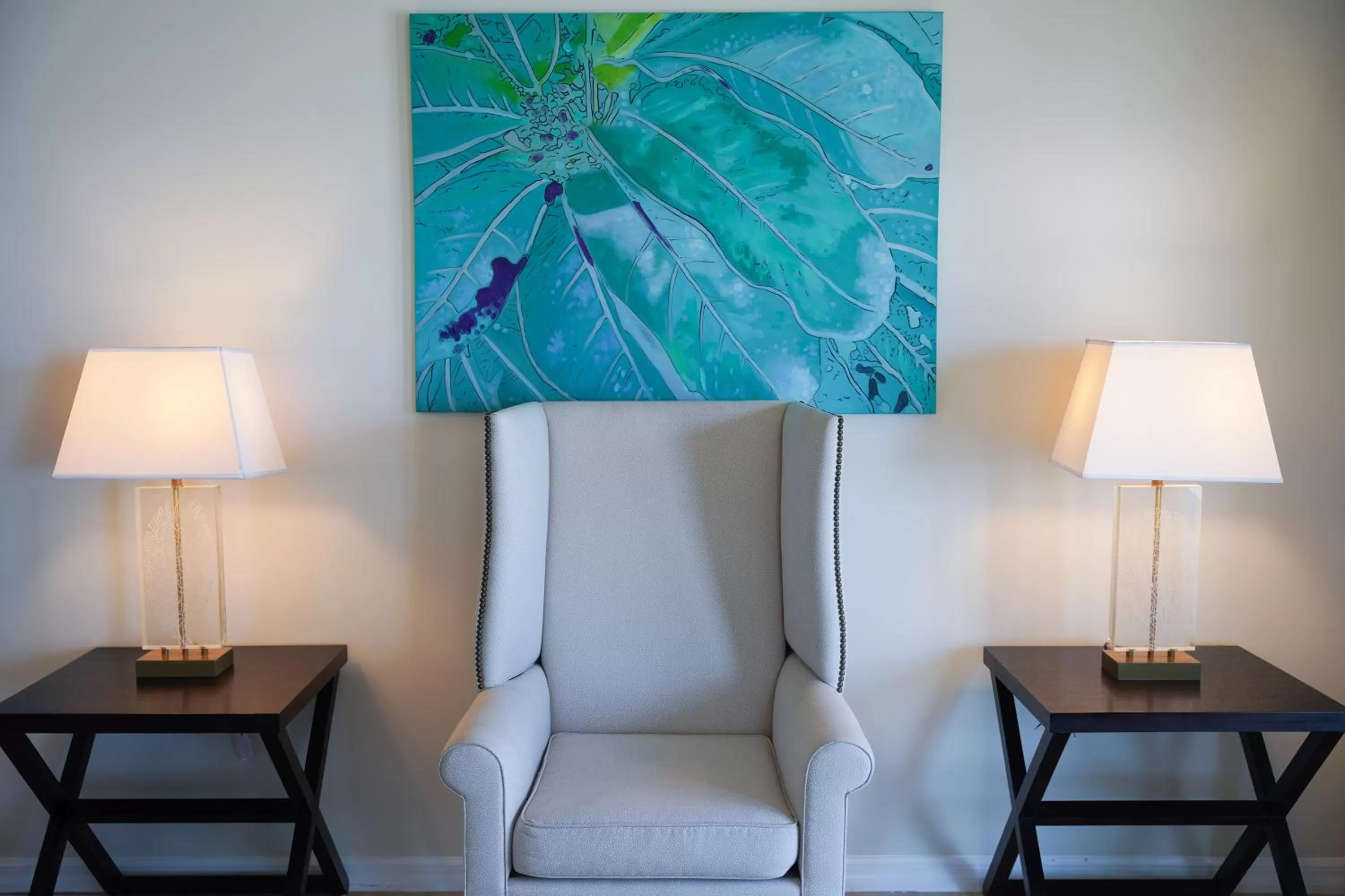 Living room in Holiday Inn Resort Grand Cayman by IHG