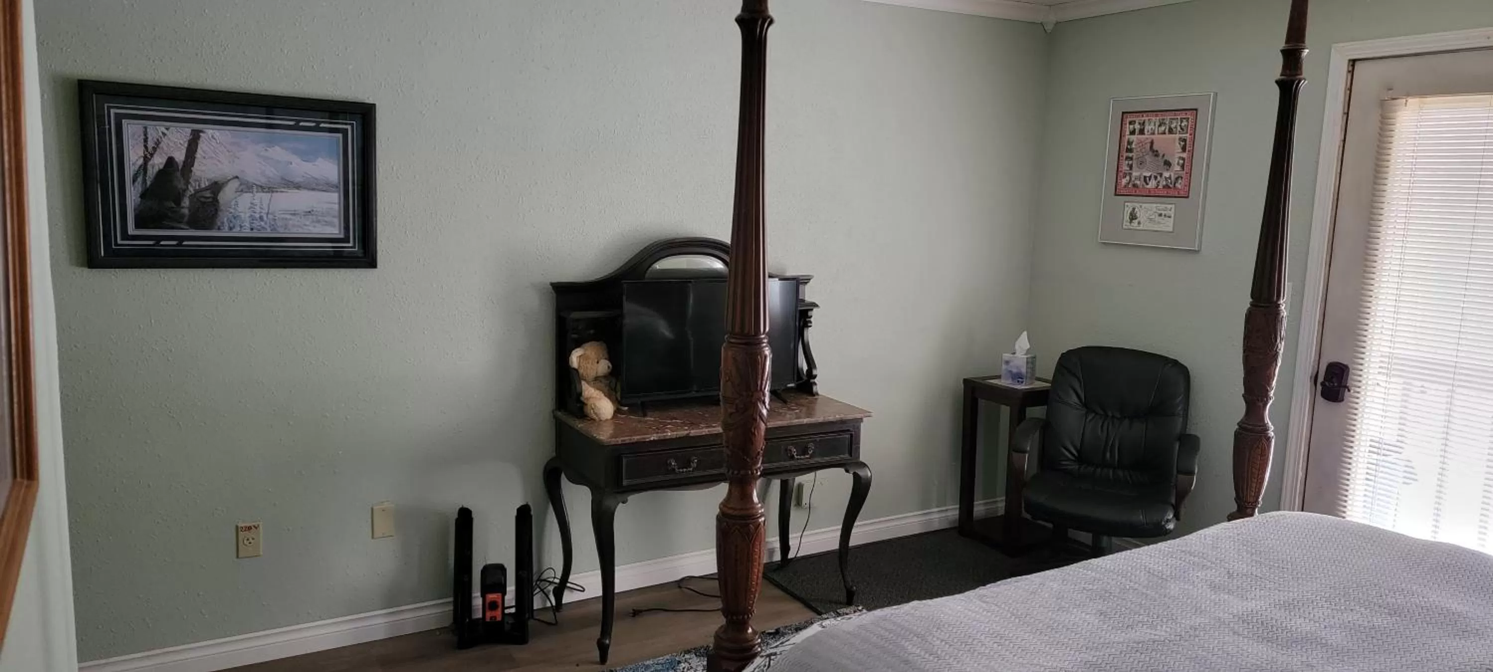 TV/Entertainment Center in Alaska Grizzly Lodge