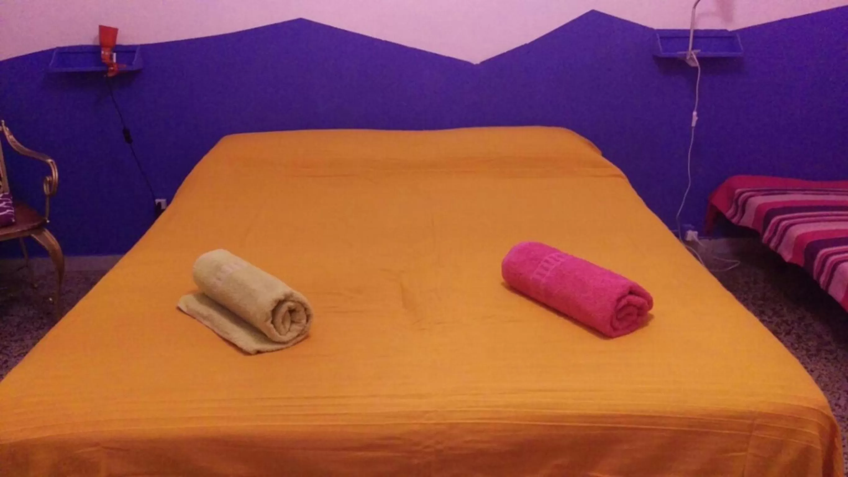 Photo of the whole room, Bed in Casa White