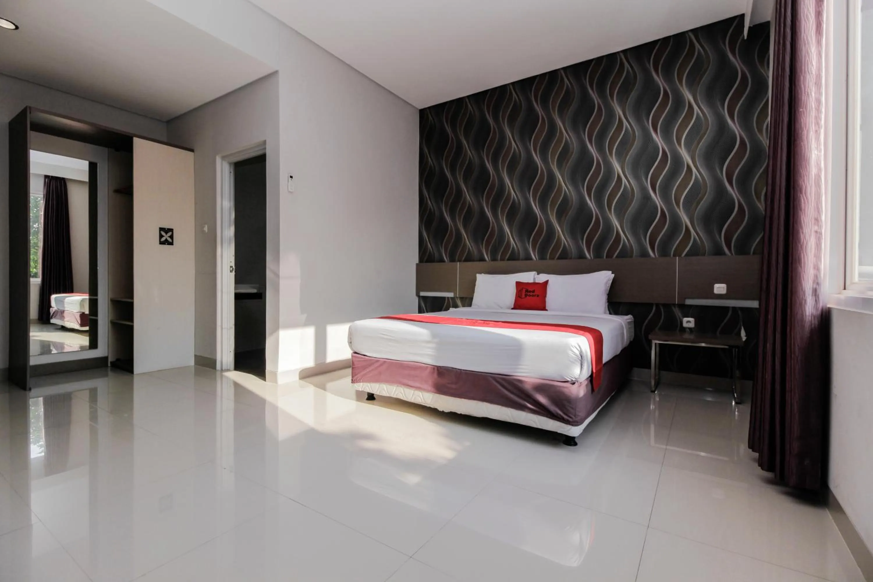 Bedroom, Bed in RedDoorz near Goa Sunyaragi