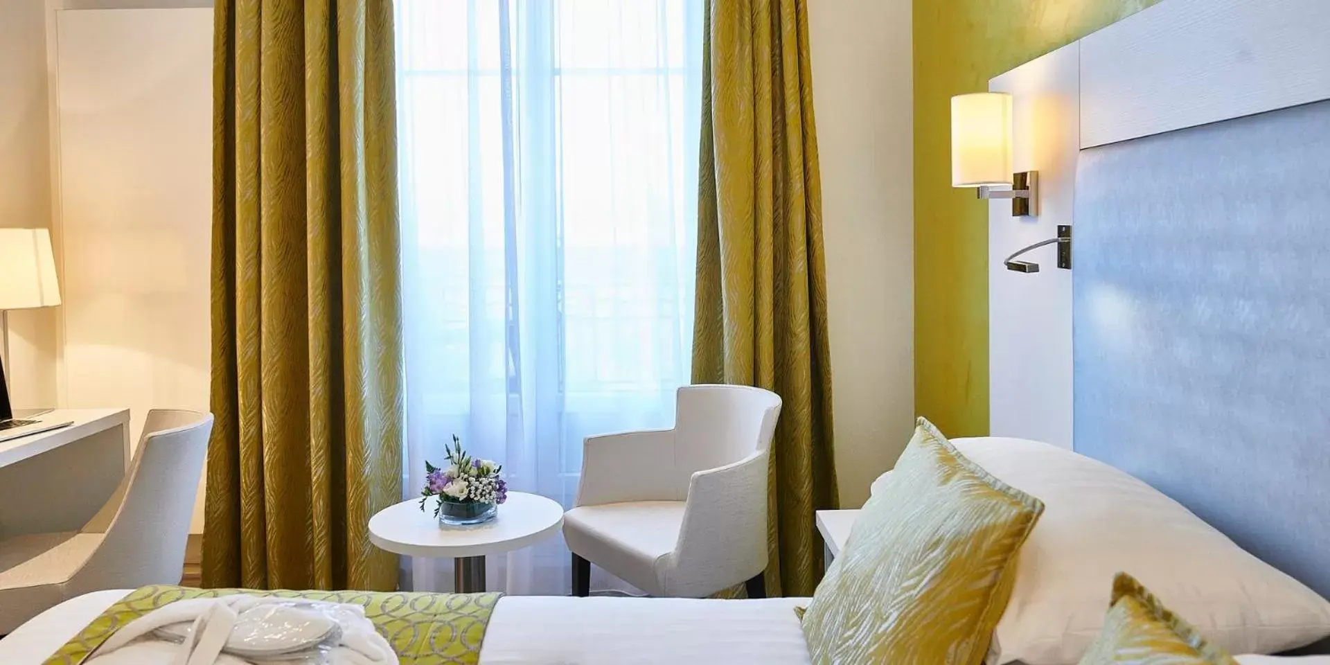 Bedroom, Seating Area in Best Western Plus Hotel Carlton Annecy