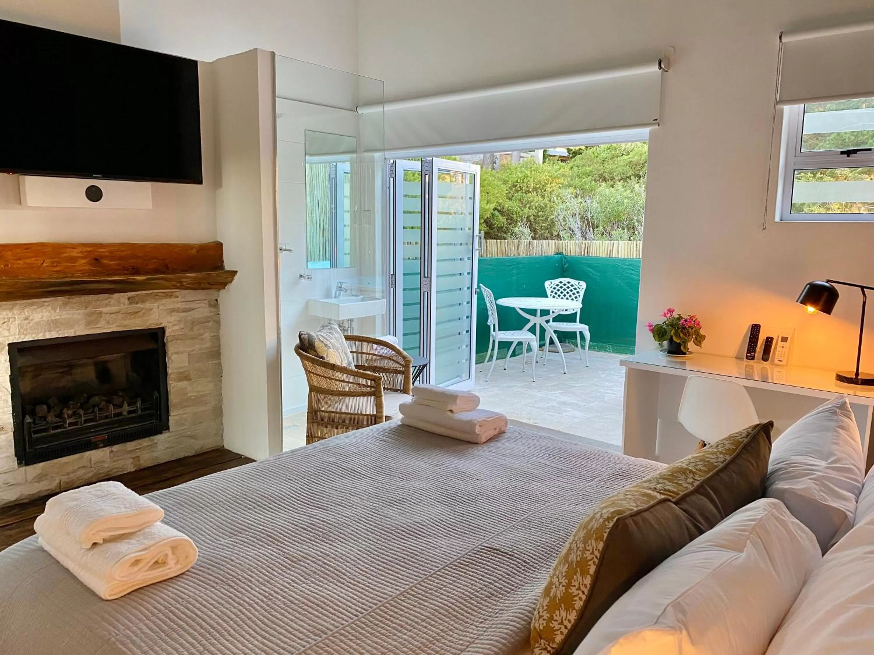 Photo of the whole room, Bed in Vida Nova Retreat