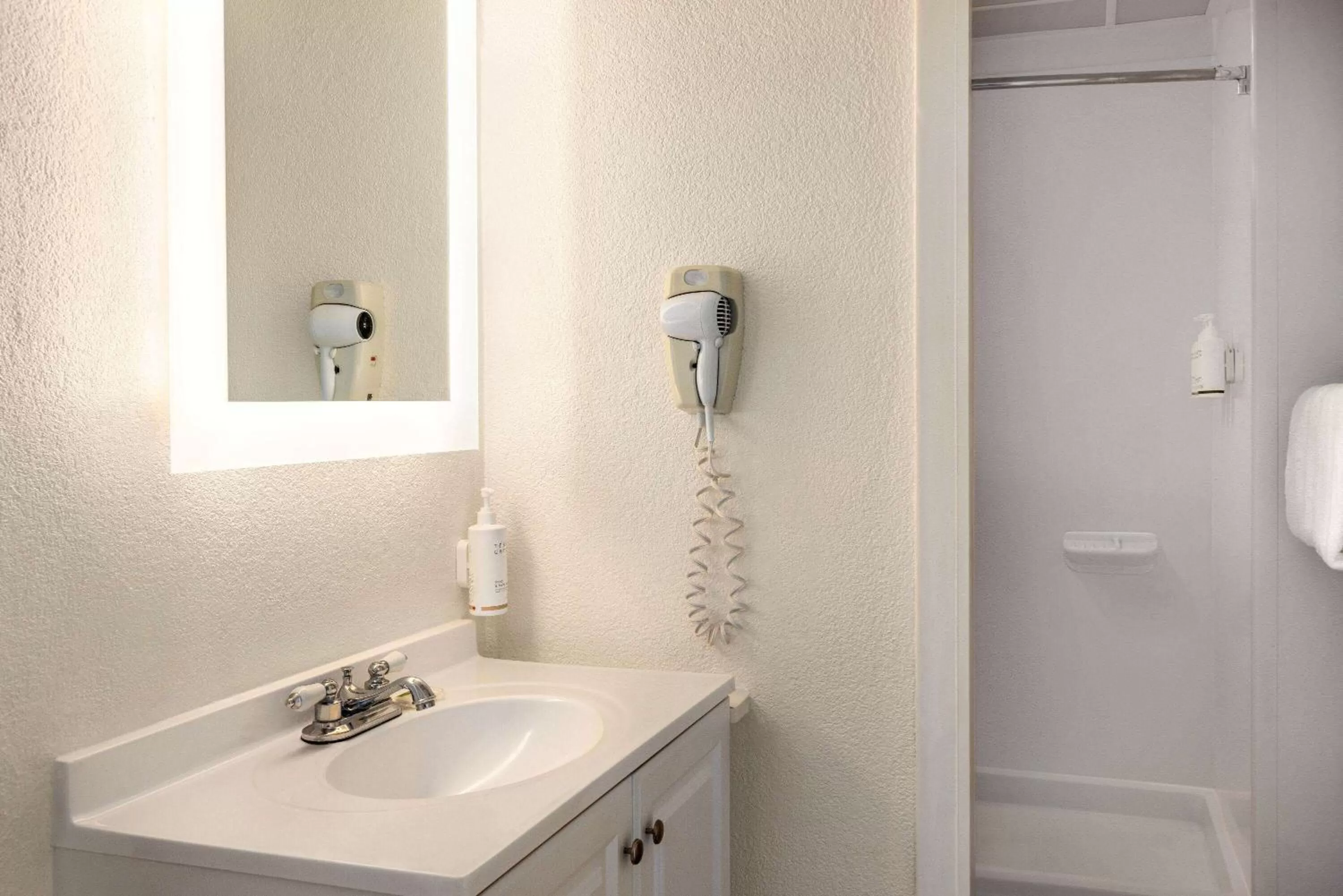 TV and multimedia in Howard Johnson by Wyndham Ocean City Oceanfront