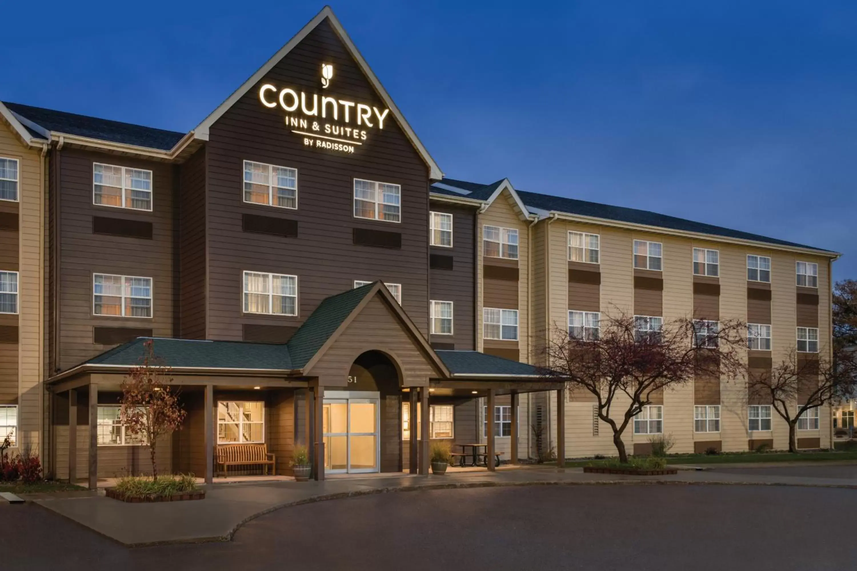 Property Building in Country Inn & Suites by Radisson, Dakota Dunes, SD