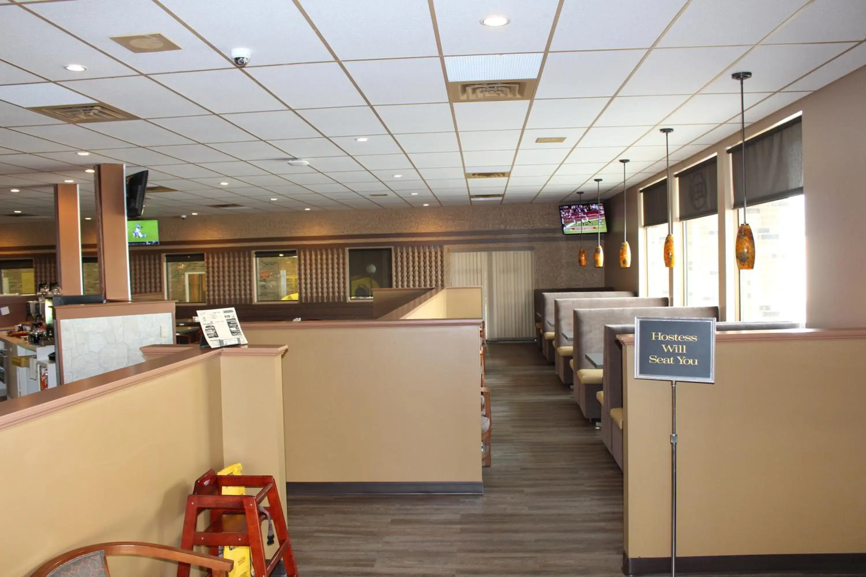 Restaurant/places to eat, Lobby/Reception in Travelodge by Wyndham Swift Current
