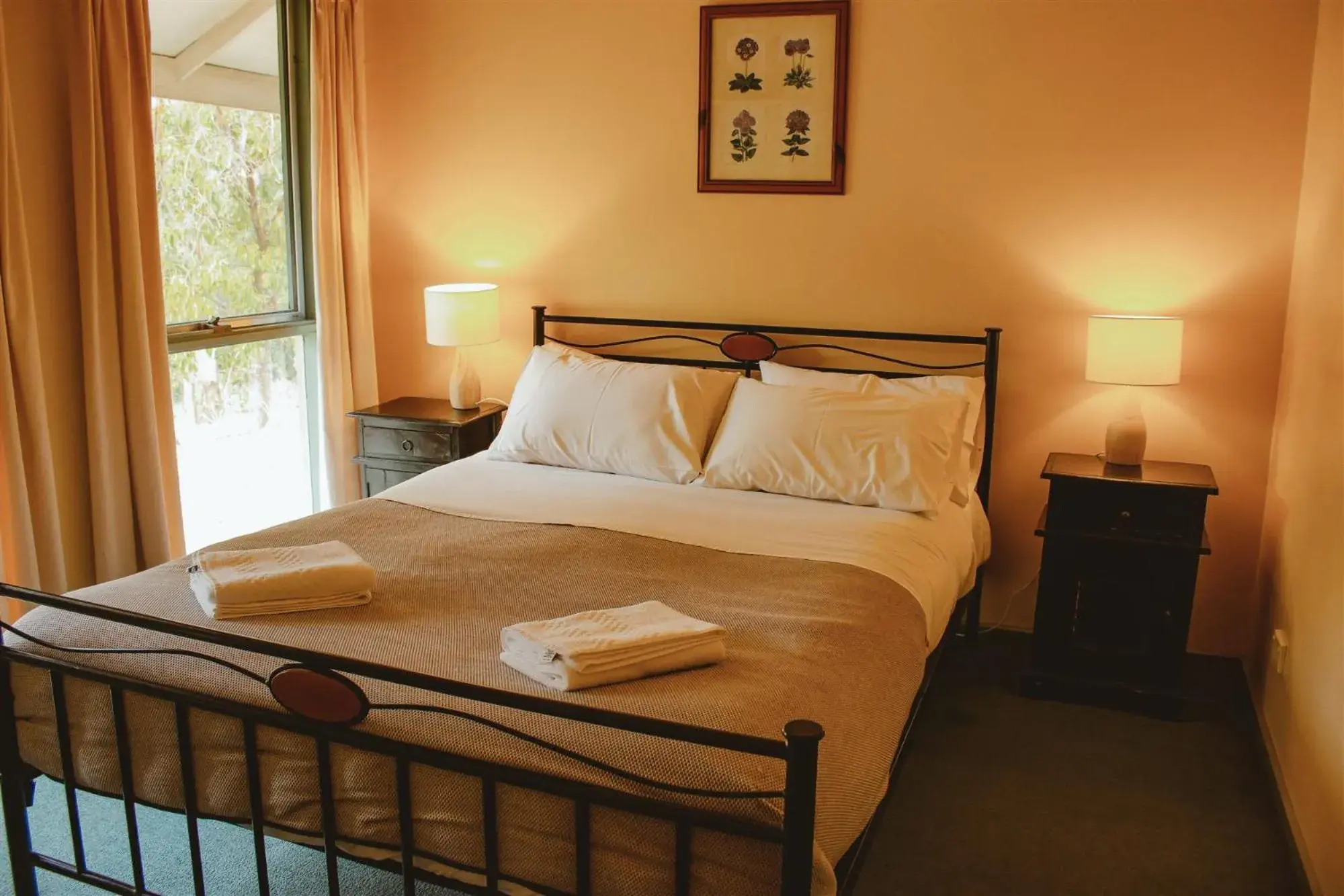 Bedroom, Bed in Kalimna Woods Cottages