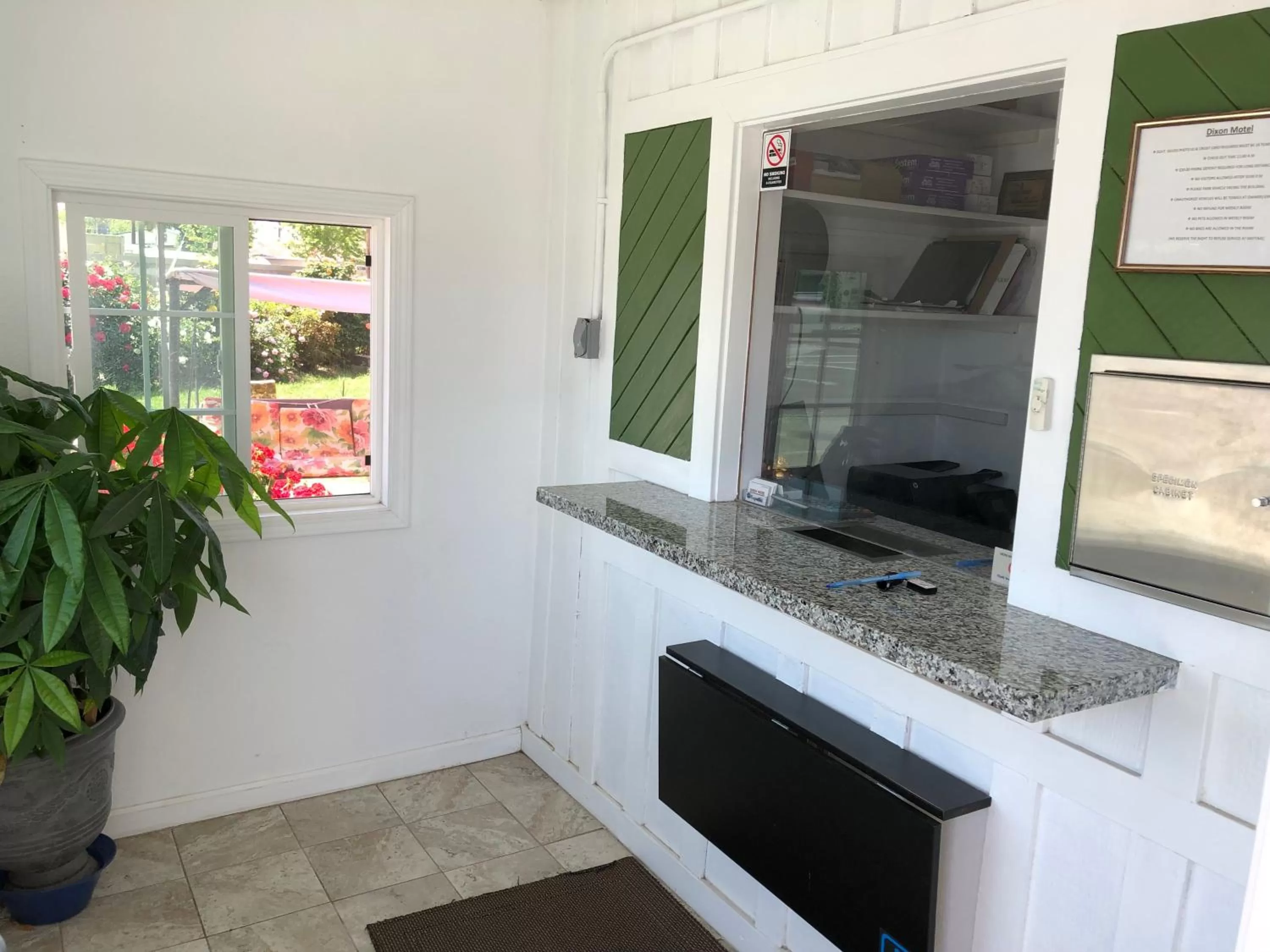 Facade/entrance in Dixon Motel