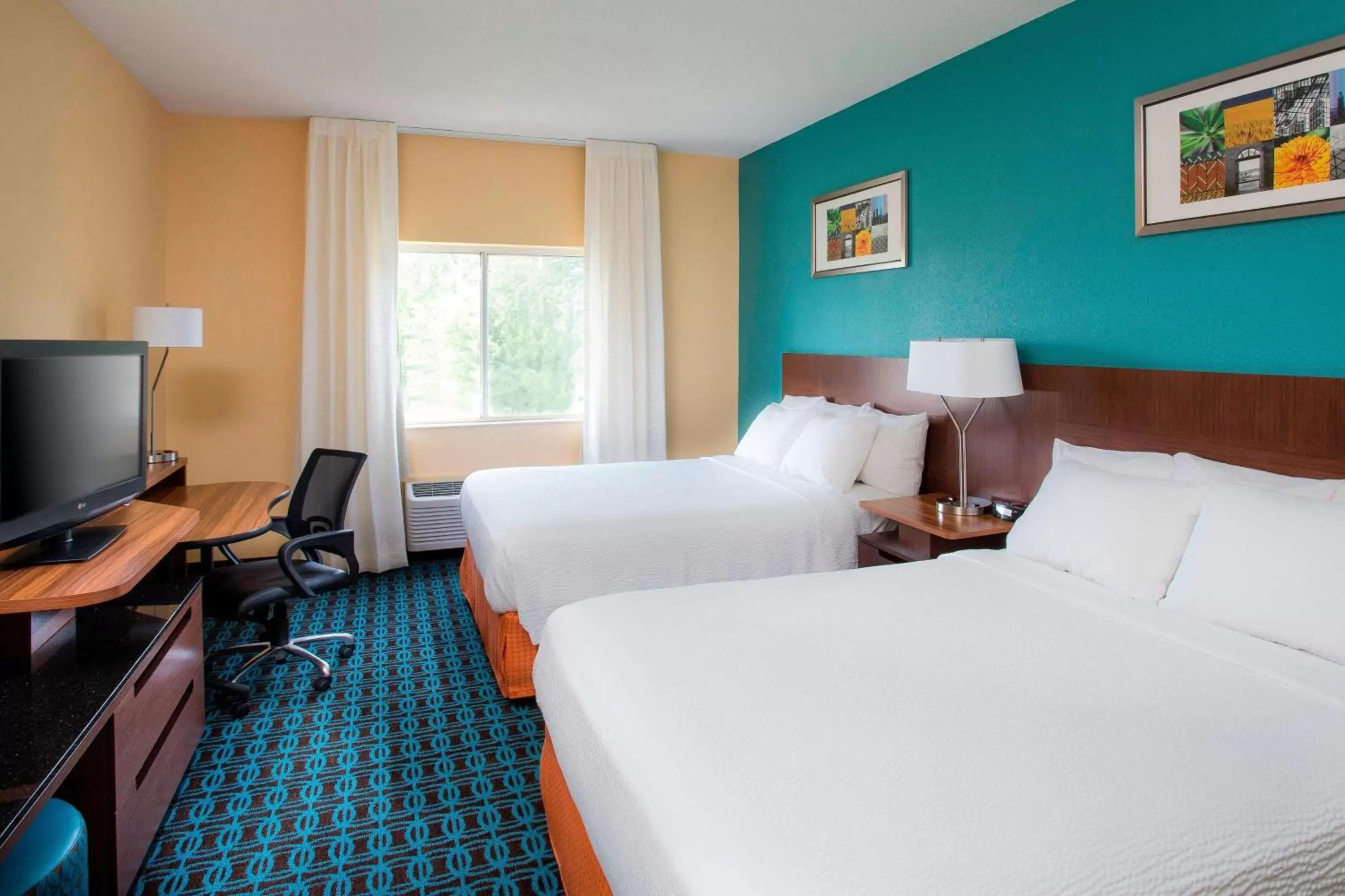 Photo of the whole room, Bed in Fairfield Inn & Suites by Marriott Quincy