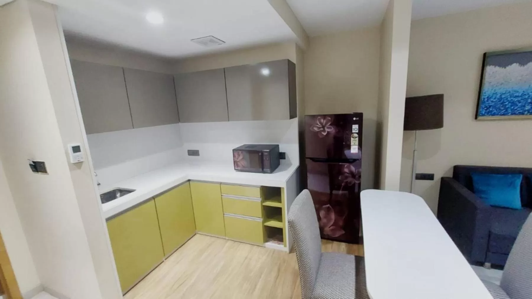 Kitchen or kitchenette, Bed in Hotel Suba Elite Vadodara