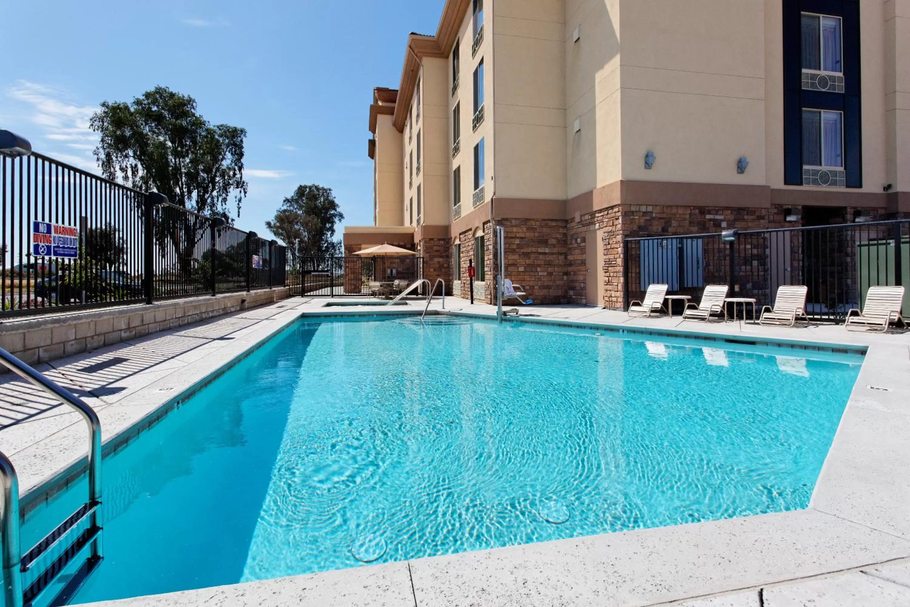 Swimming pool in Holiday Inn Express Fresno Northwest - Herndon by IHG