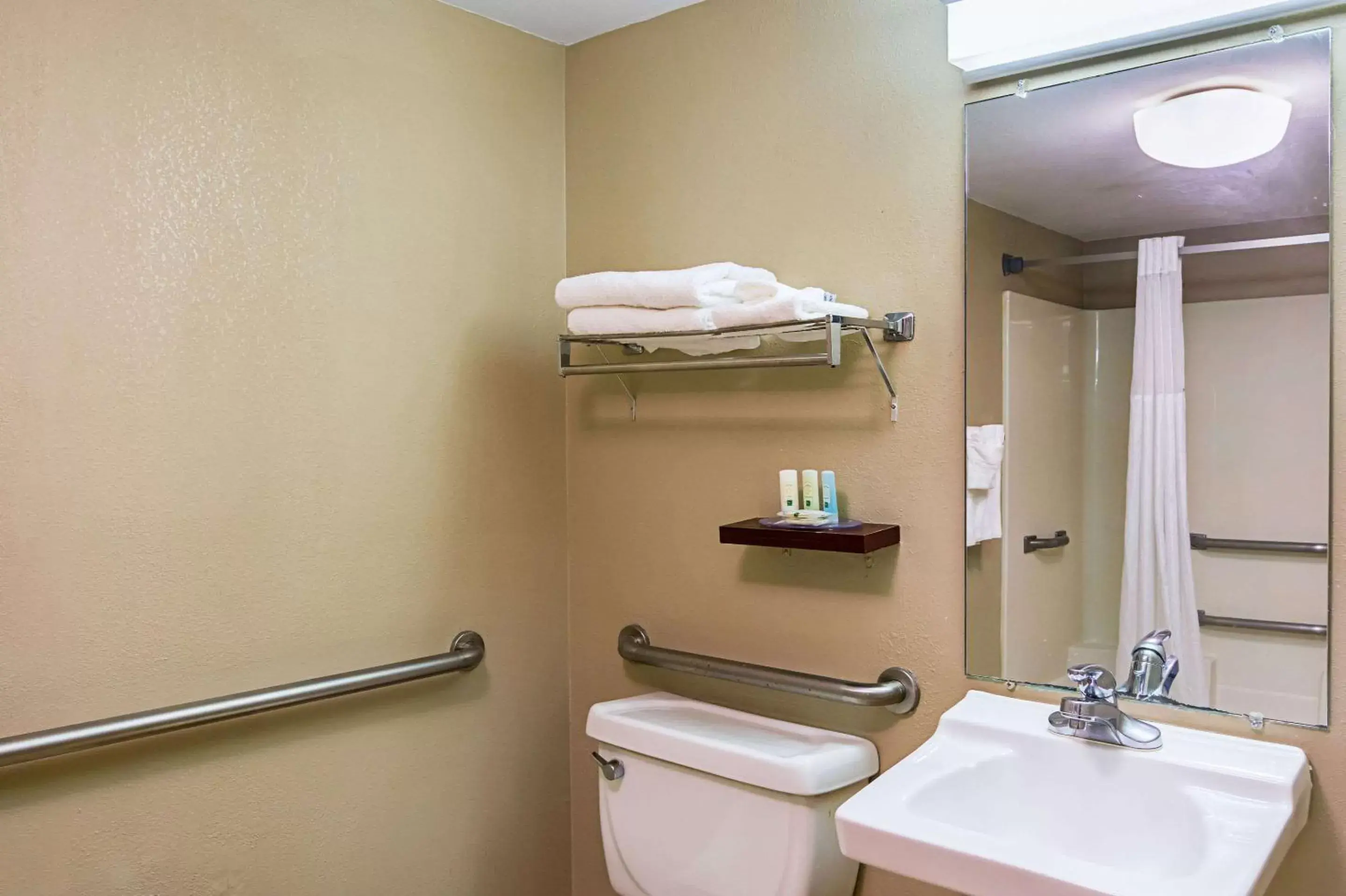 Photo of the whole room, Bathroom in Quality Suites Atlanta Airport East