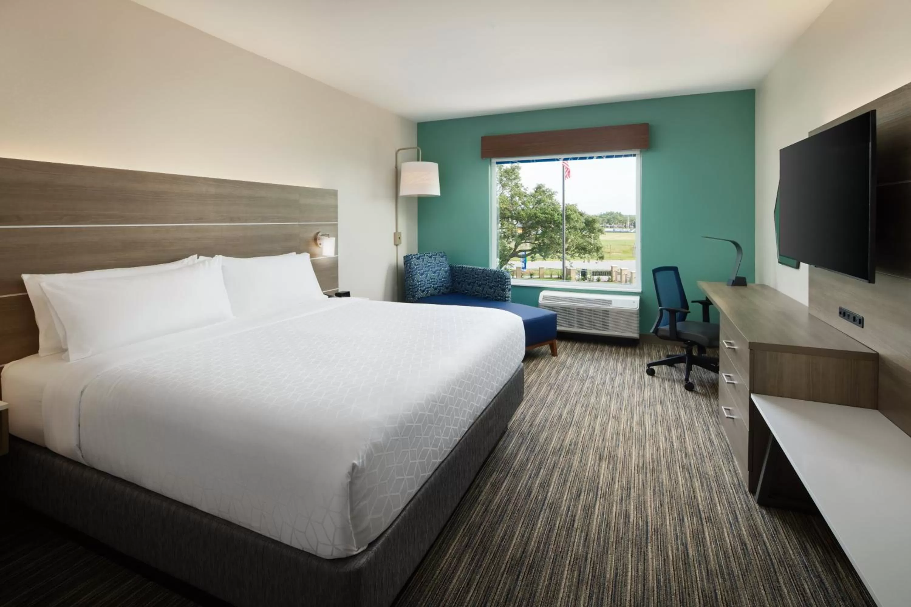 Photo of the whole room, Bed in Holiday Inn Express & Suites Gulf Breeze - Pensacola Area by IHG