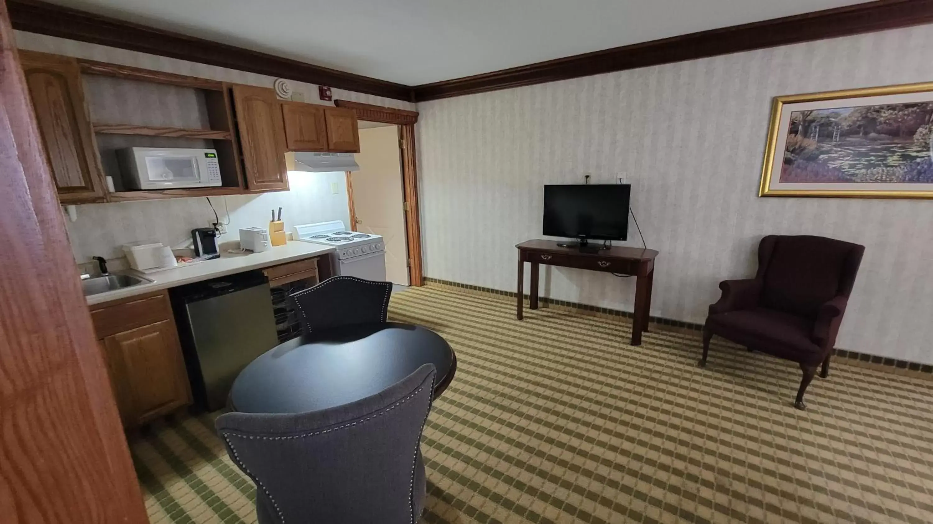 Seating Area in Ramada by Wyndham Saginaw Hotel & Suites