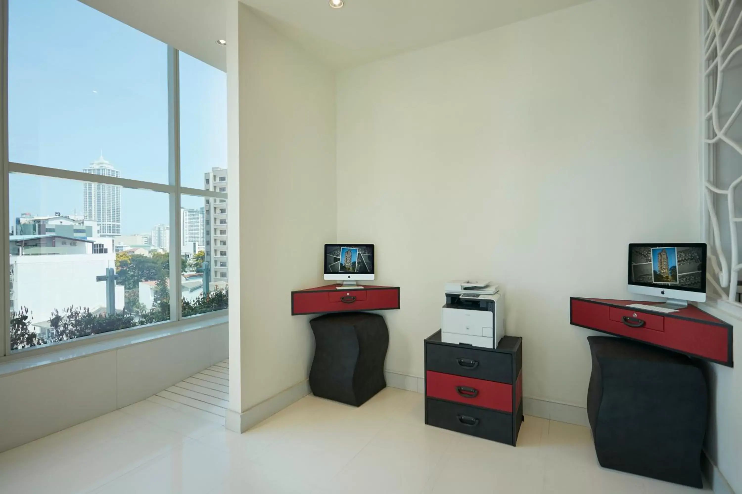 Business facilities, TV/Entertainment Center in Cinnamon Red Colombo