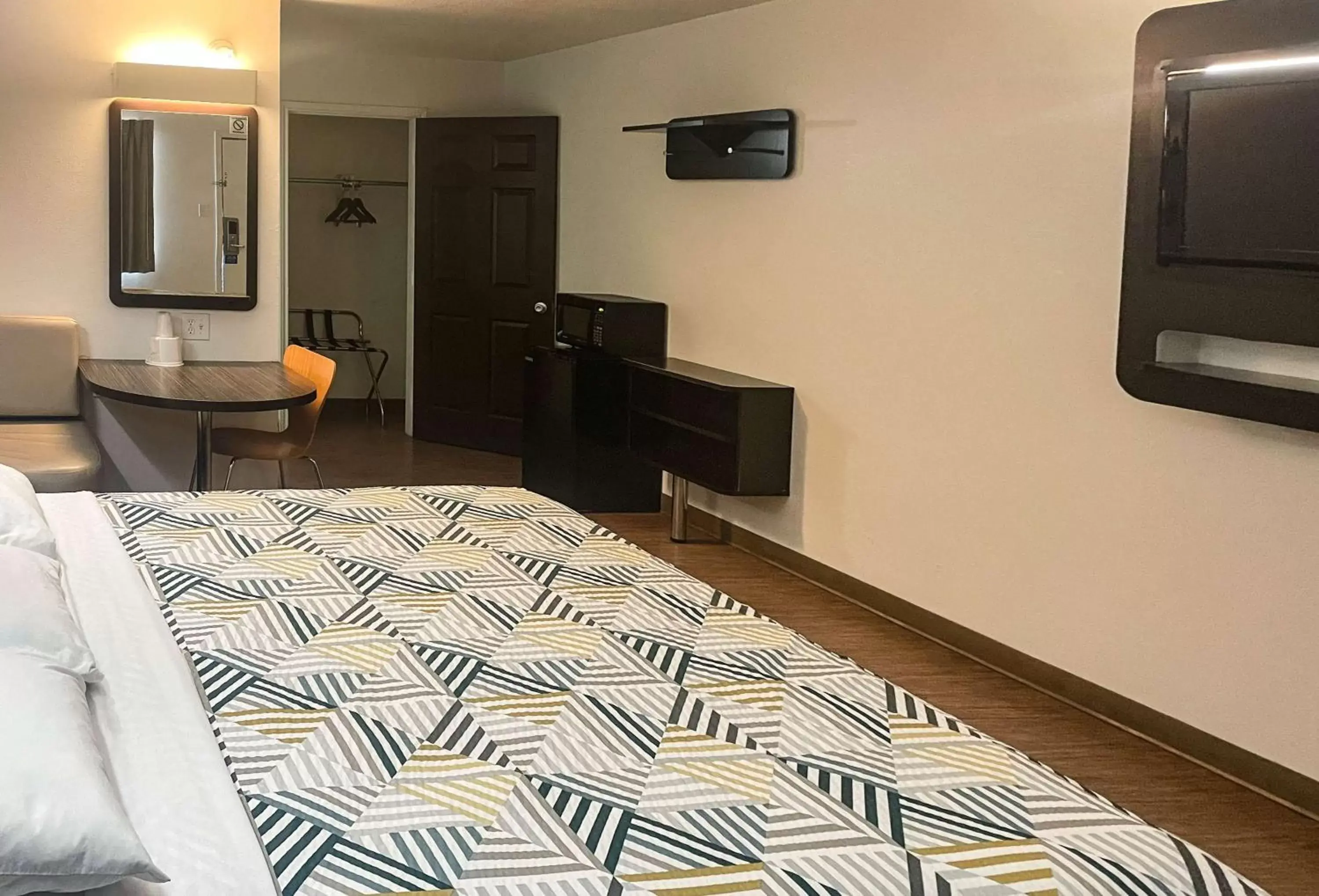 Bedroom, Bed in Motel 6-Wichita Falls, TX - North