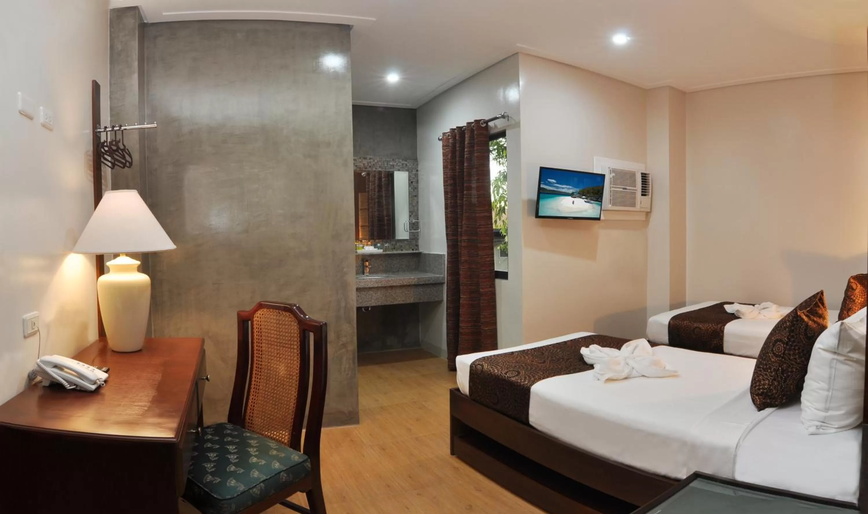 Bedroom, Bed in 717 Cesar Place Hotel