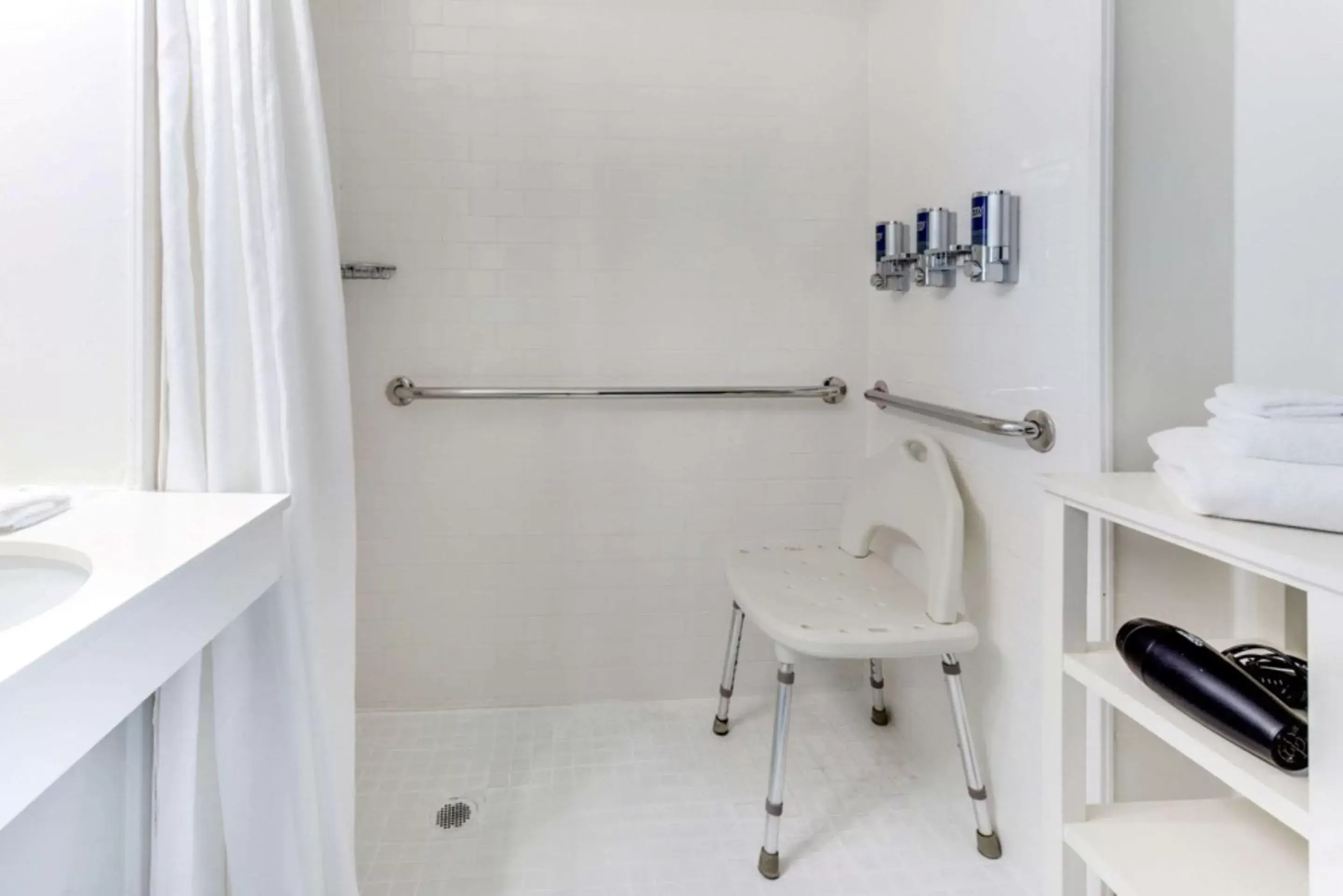 Shower, Bathroom in Vista LIC Hotel, Premier Collection by Best Western