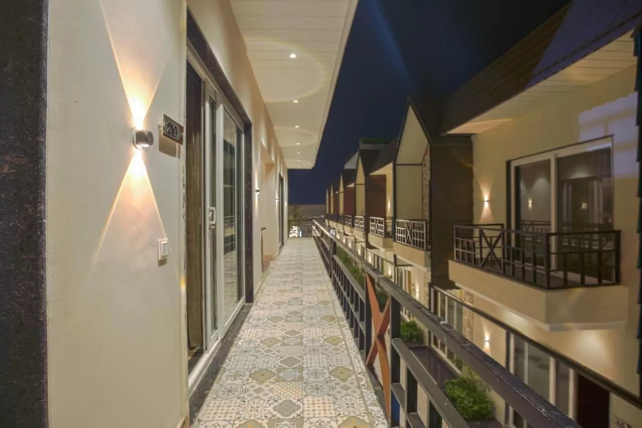 Property building, Balcony/Terrace in Greenwood Villa By Levelup